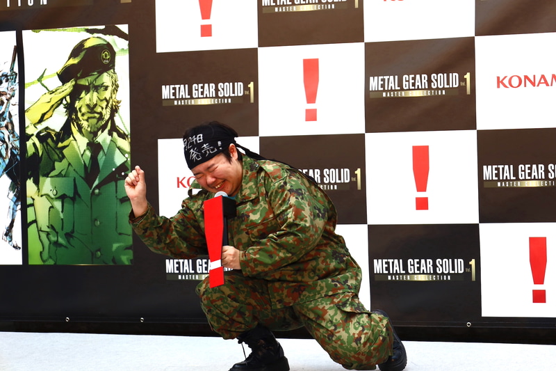 「蟻〜」のアクション。ハイトーンボイスとコミカルな動きで笑いを誘っていた