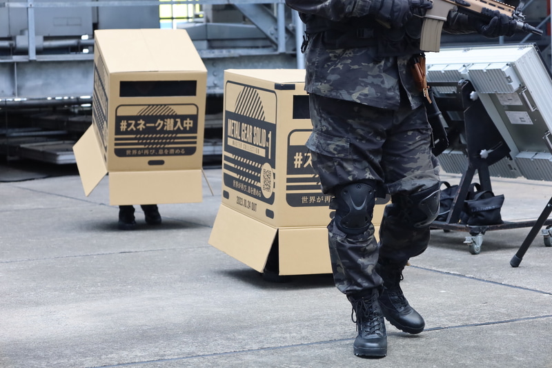 敵兵士の目を掻い潜って動くダンボール。2つ並んでいるが、後方の1つは囮という本格的な作戦が遂行されている