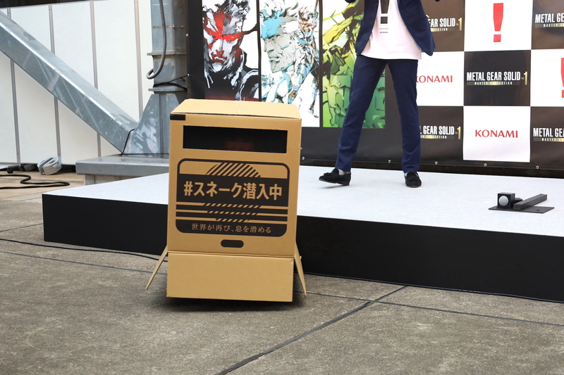 くり抜かれた穴からはうっすら視線を感じる