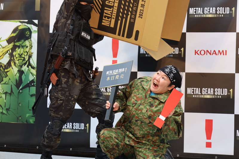 その直後ついに正体が！中から現れたのはお笑い芸人のやす子さん。しっかりゲームの本日発売のプレートとびっくりマークを手に持って登場