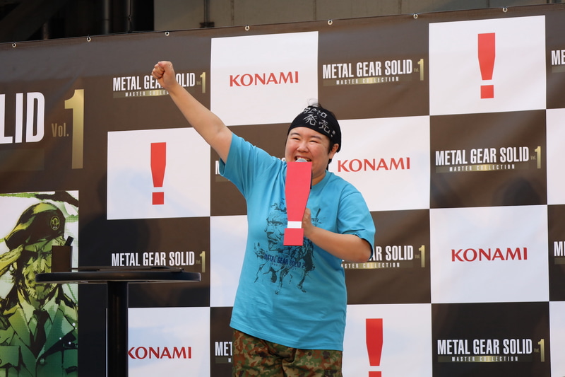 やす子さんは「METAL GEAR SOLID 2 SONS OF LIBERTY」のコンセプトカラーであるブルーのTシャツを着用