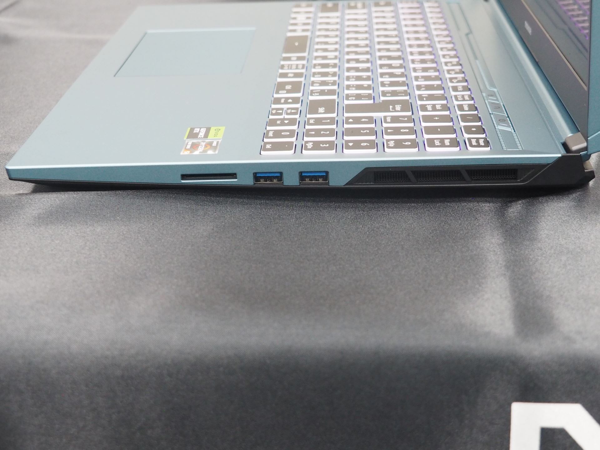 右側面には、USB 3.0×2とSDカードリーダーが用意されている