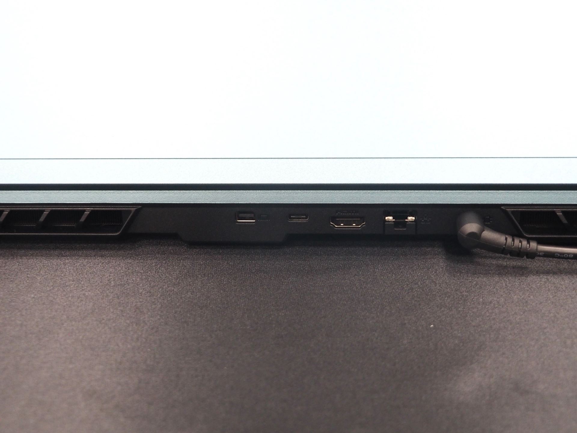 背面には、Mini DisplayPortとUSB 3.1 Type-C、HDMI出力、有線LANが用意されている