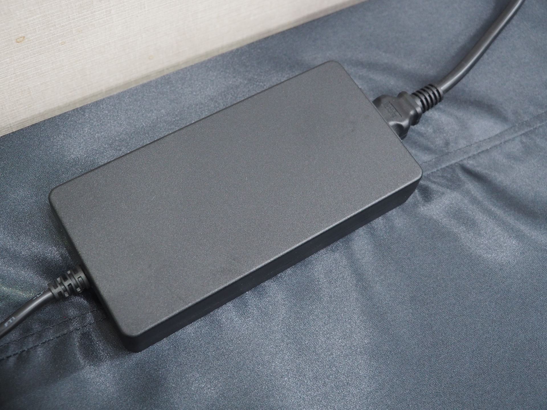 ACアダプターは230W仕様である