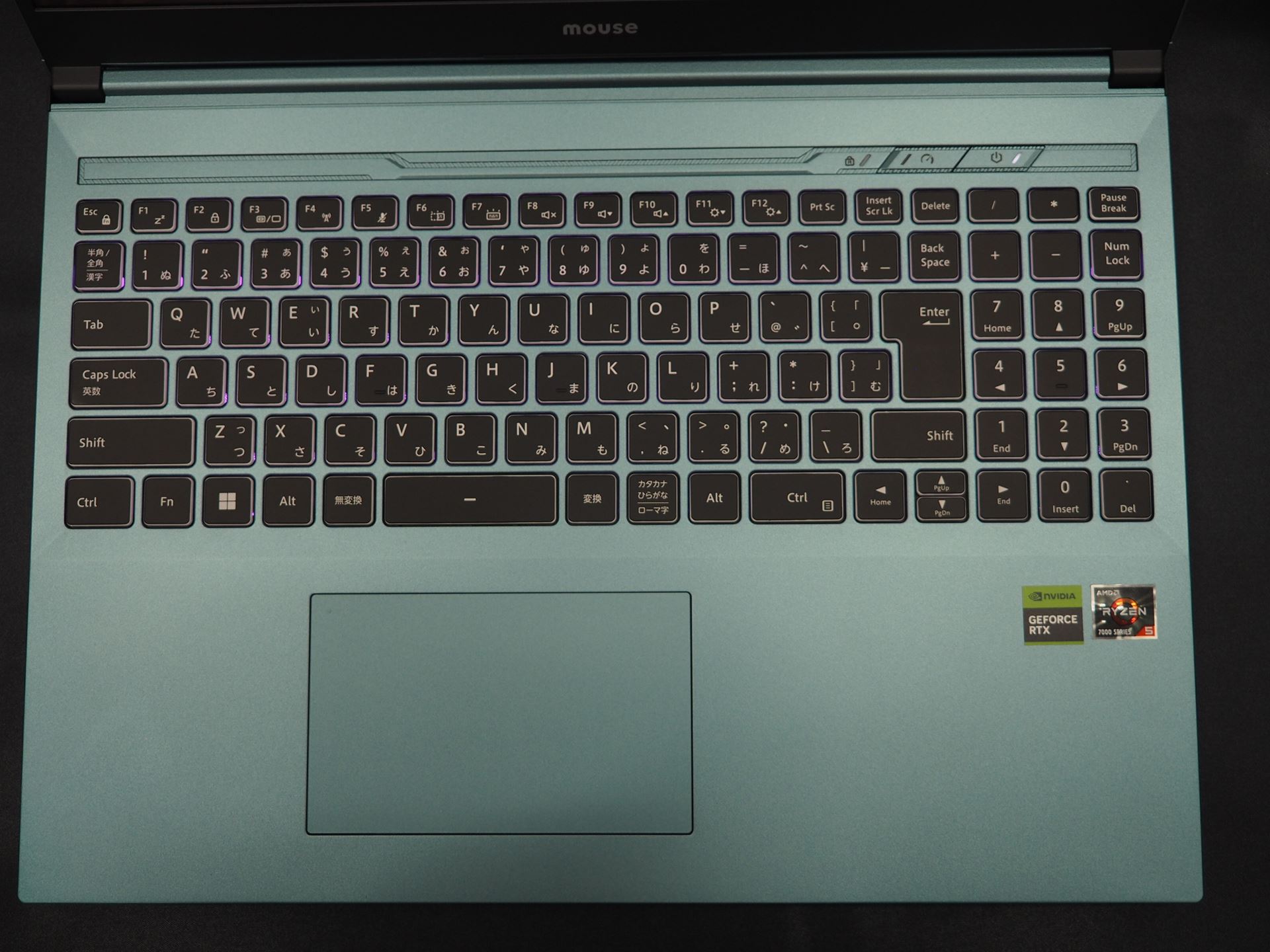 キーボードは全102キーで、フルカラーのキーボードバックライトを搭載