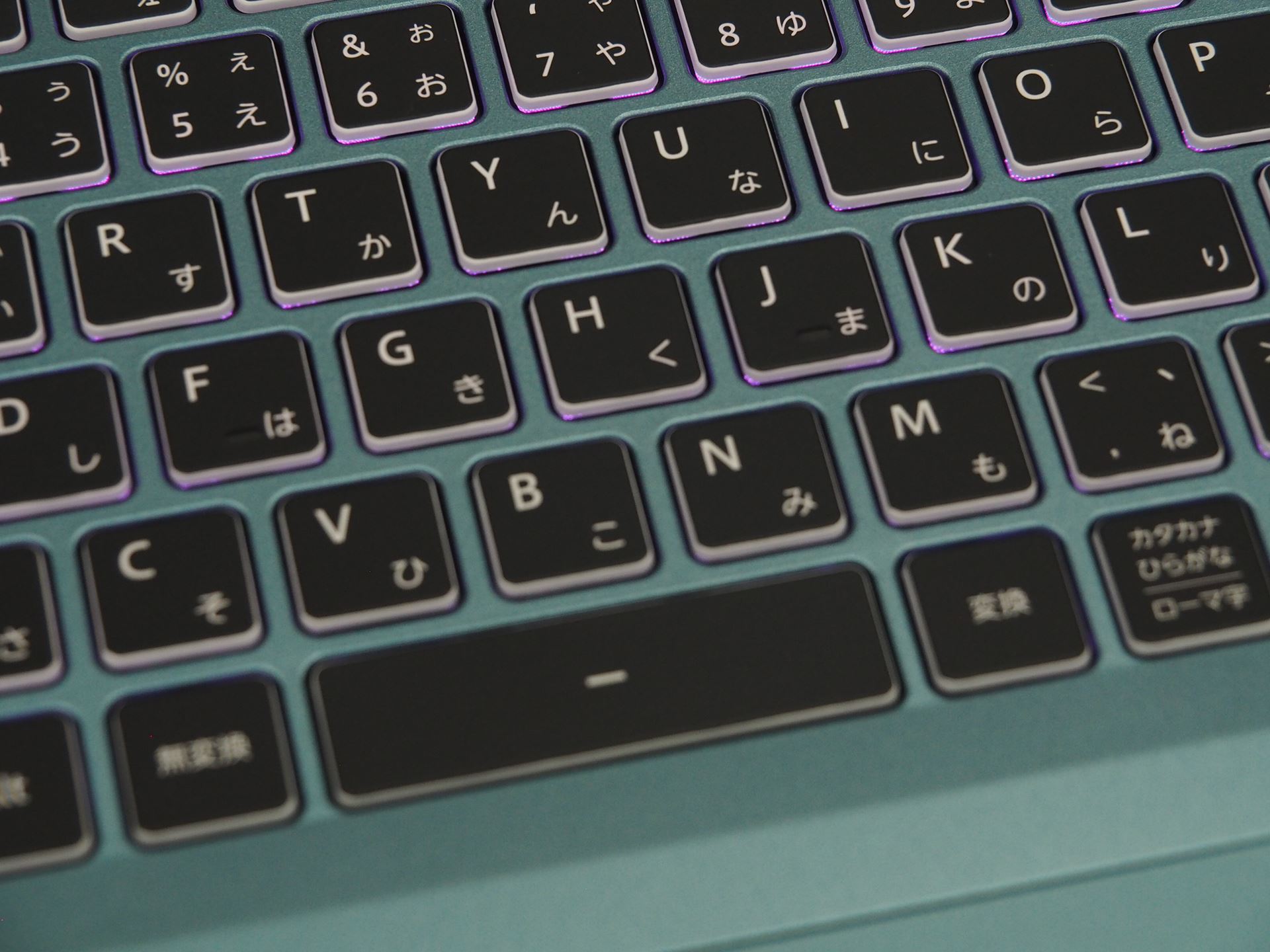 キーボードバックライトは4つのゾーンに分けて発光色などを制御できる