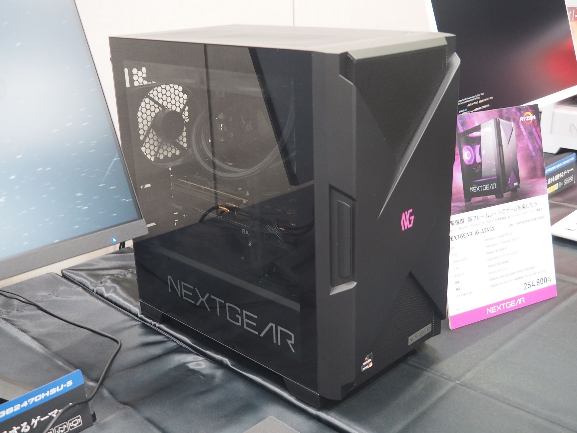 左のサイドパネルが透明になっており、中のパーツが見える