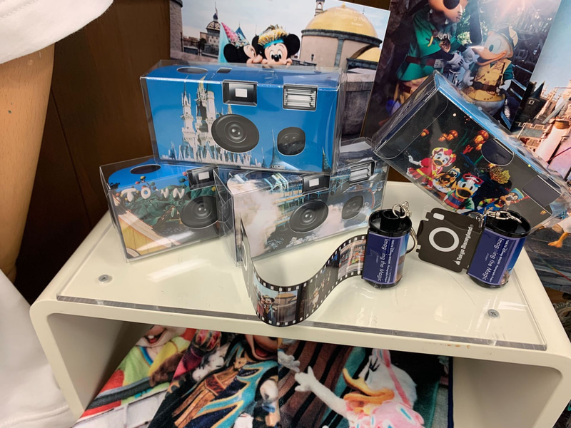 40周年を記念した2Lサイズの写真が40種類販売されるほか、レンズ付きフィルム用ケースなどが登場。12月7日発売予定