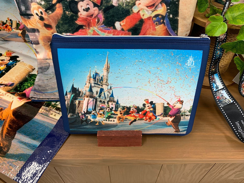 ワイドバスタオルやレジャーシートのほか、第1弾～第3弾の作品を集めた写真集なども登場する。2024年1月23日発売予定