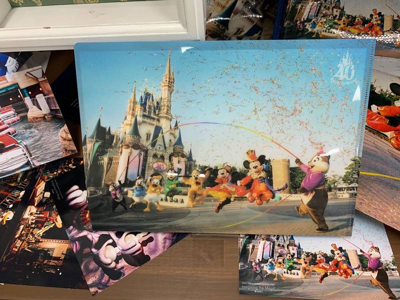 ワイドバスタオルやレジャーシートのほか、第1弾～第3弾の作品を集めた写真集なども登場する。2024年1月23日発売予定