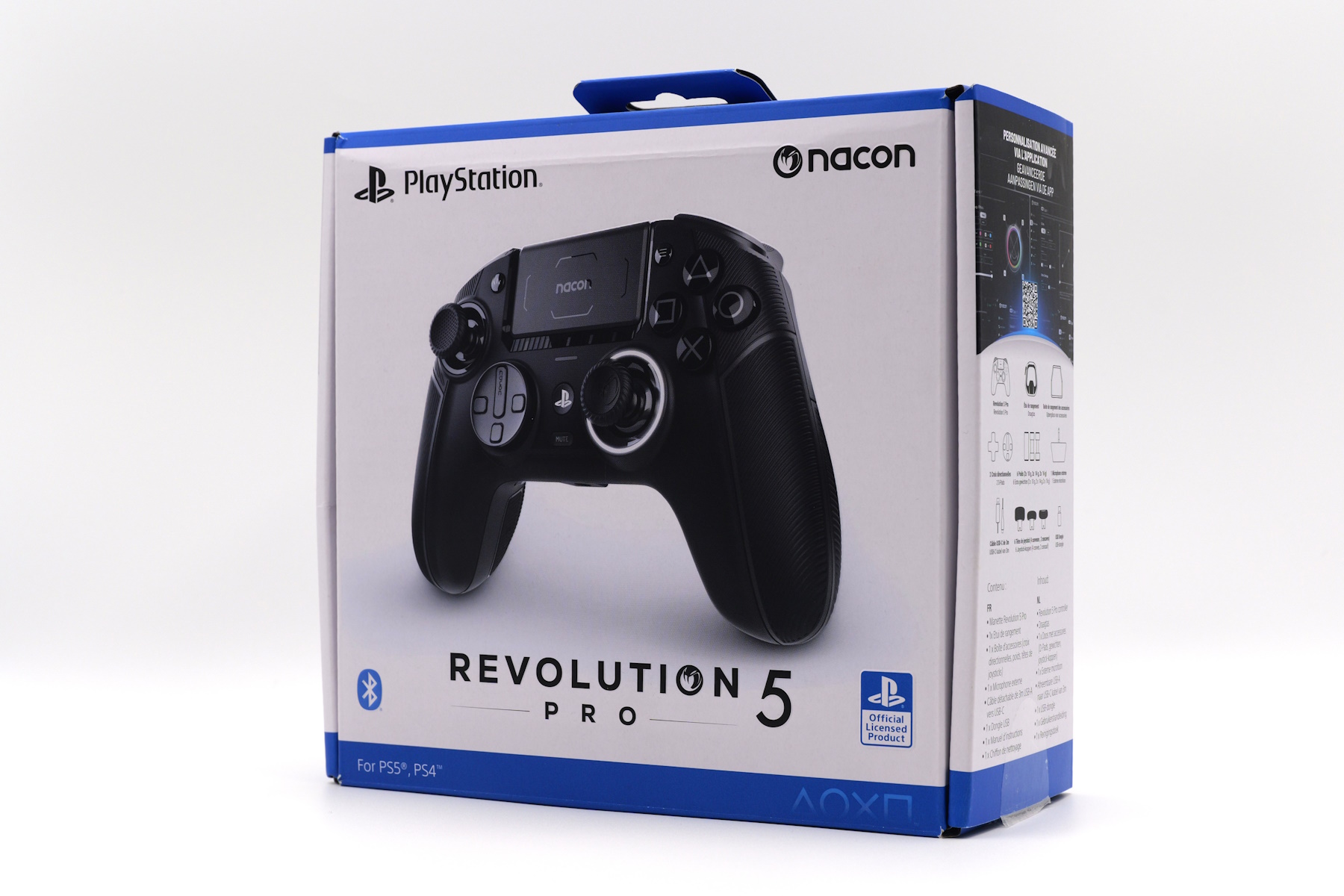 コントローラー本体がデザインされたシンプルなパッケージ