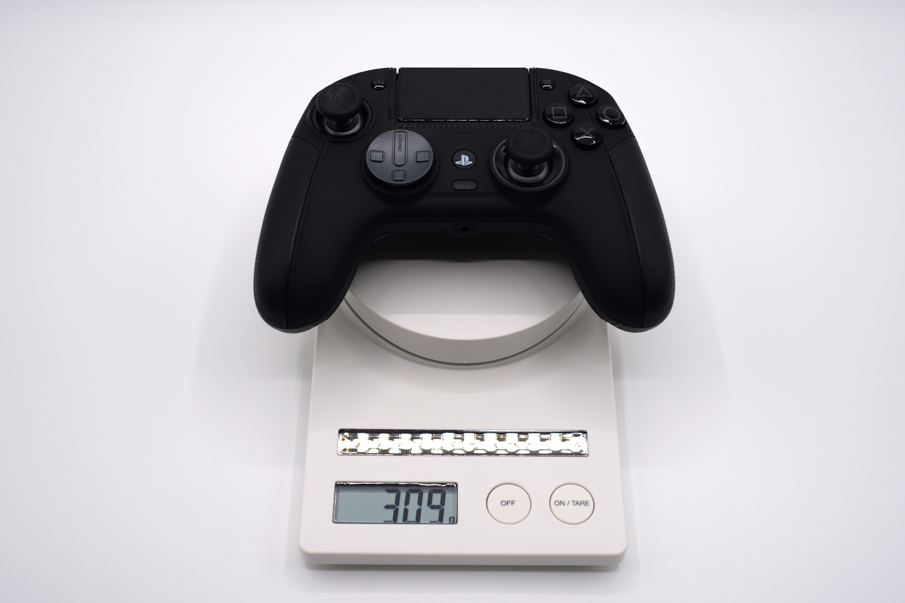 「R5Pro」本体は309g。背面ボタンは取り外し不可のため、これが標準的な重量となる