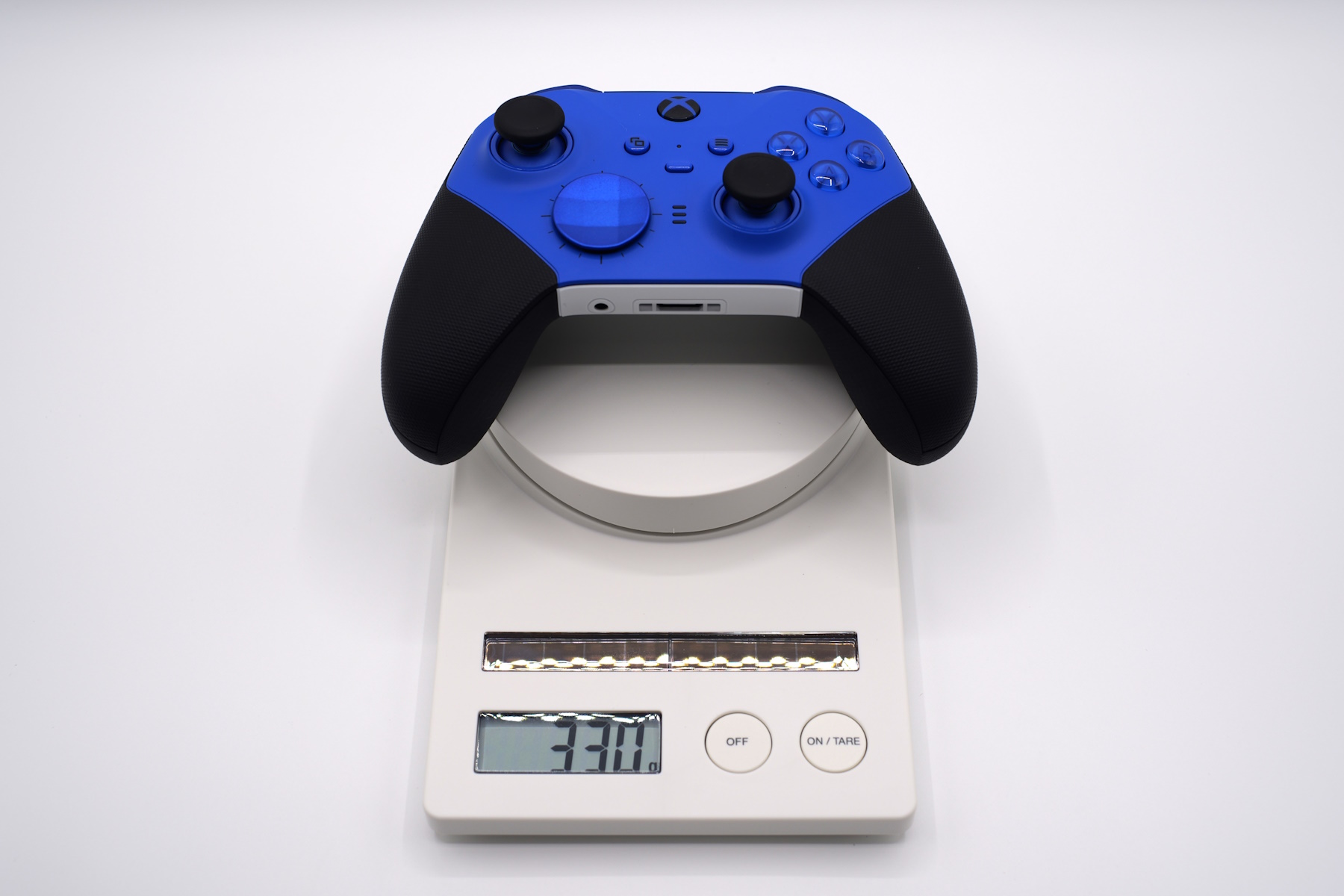 Microsoft製「Xbox Elite ワイヤレス コントローラー シリーズ2（背面ボタンなし）」は330g