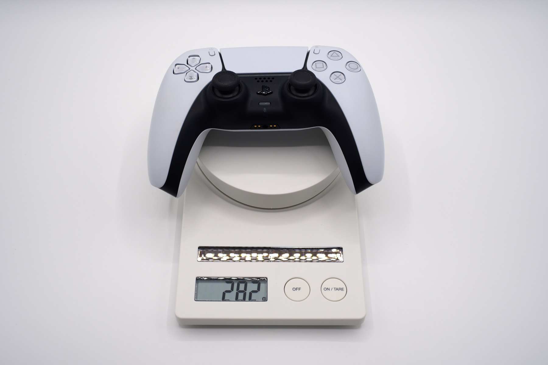 PS5に付属する標準コントローラー「DualSense」は282gで、「R5Pro」は中間あたりの重量となる