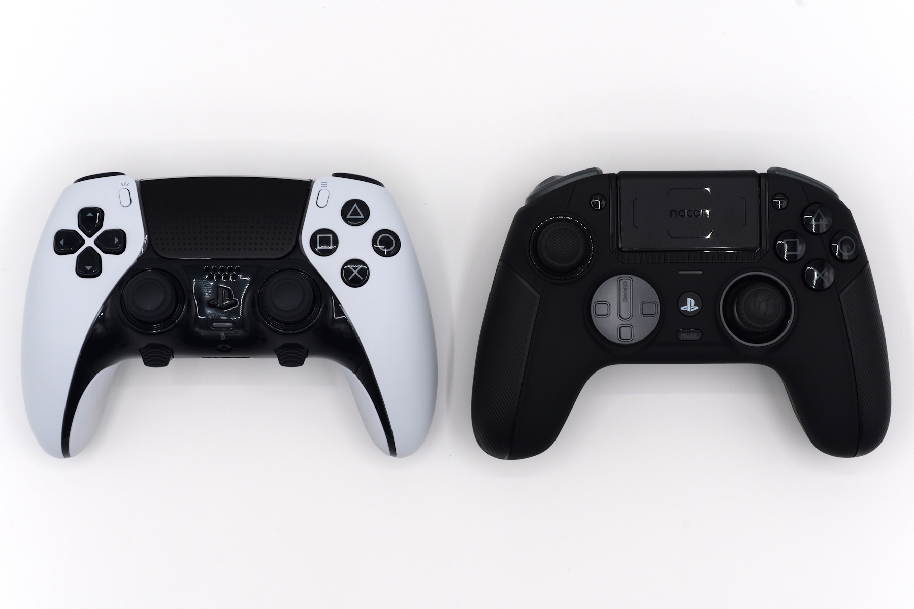 「DualSense Edge」との比較。左サムスティックの位置が異なり、PSユーザーは少し違和感を感じるだろう