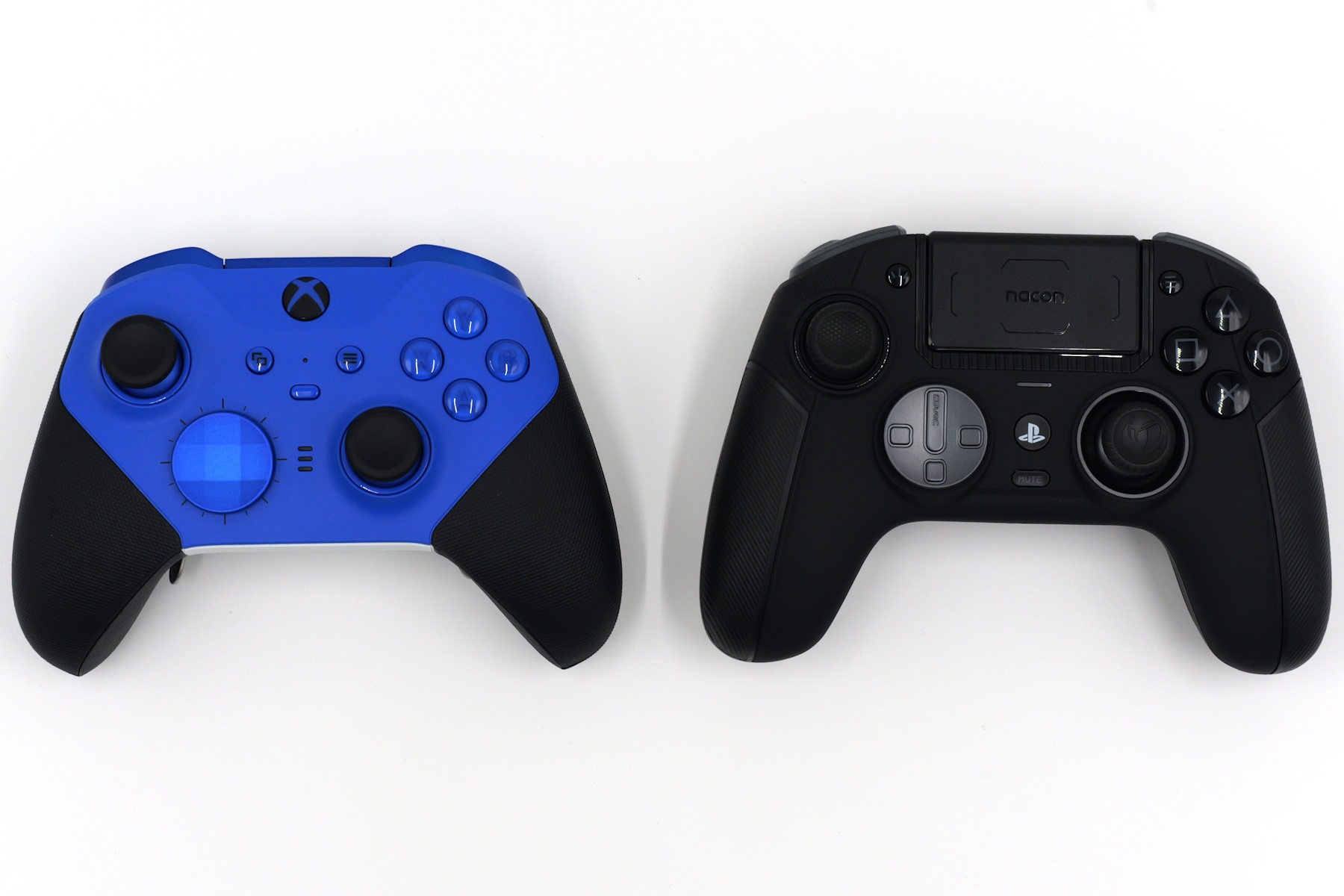 「Xbox Elite ワイヤレス コントローラー シリーズ2」との比較。左スティックの配置が同じで、XboxユーザーやPCでXboxコントローラーを使用している人は、馴染みの感覚で操作できる