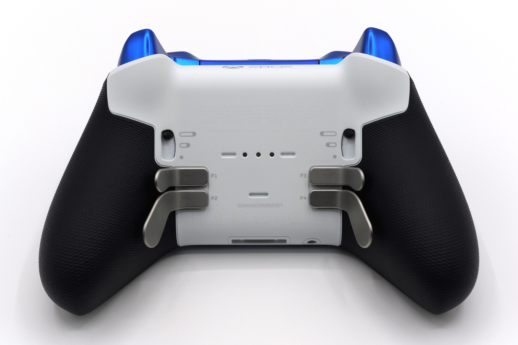 「Xbox Elite ワイヤレス コントローラー シリーズ2」の背面レイアウト。こちらはトリガーロックのスライドスイッチ、取り外し式の背面ボタン4つだ