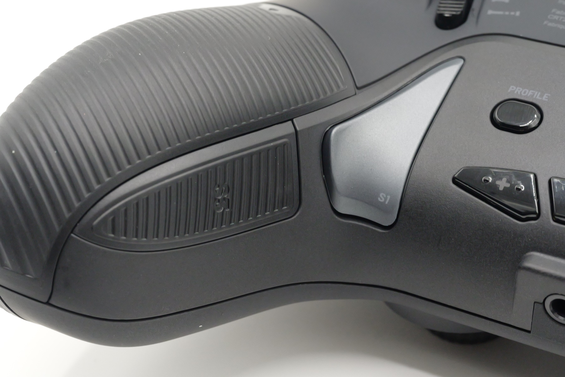 背面ボタンは全部で4つ。グリップ部に内蔵されているため取り外しはできない