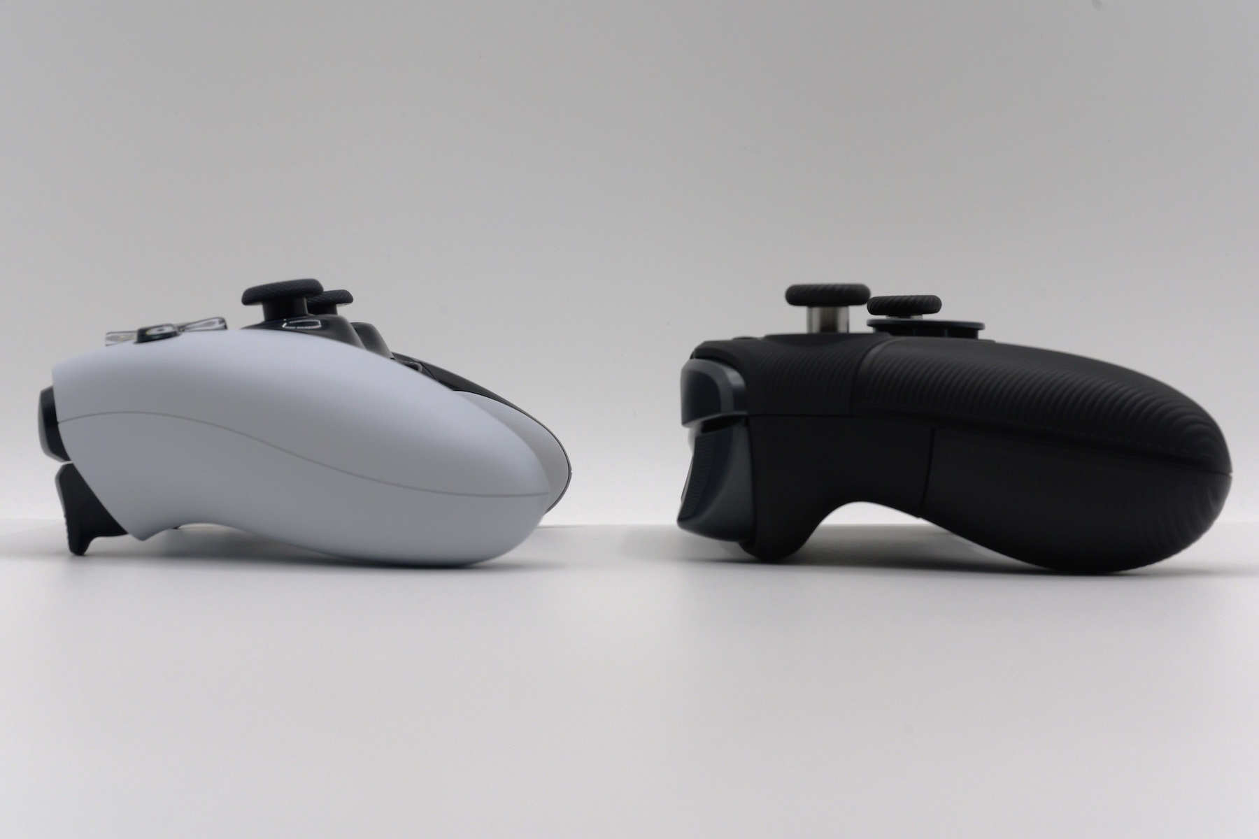 「DualSense Egde」とのグリップ部分の比較。「R5Pro」はより“くさび型”に近い。また机などに置いた際、トリガーが接触しない構造となっている