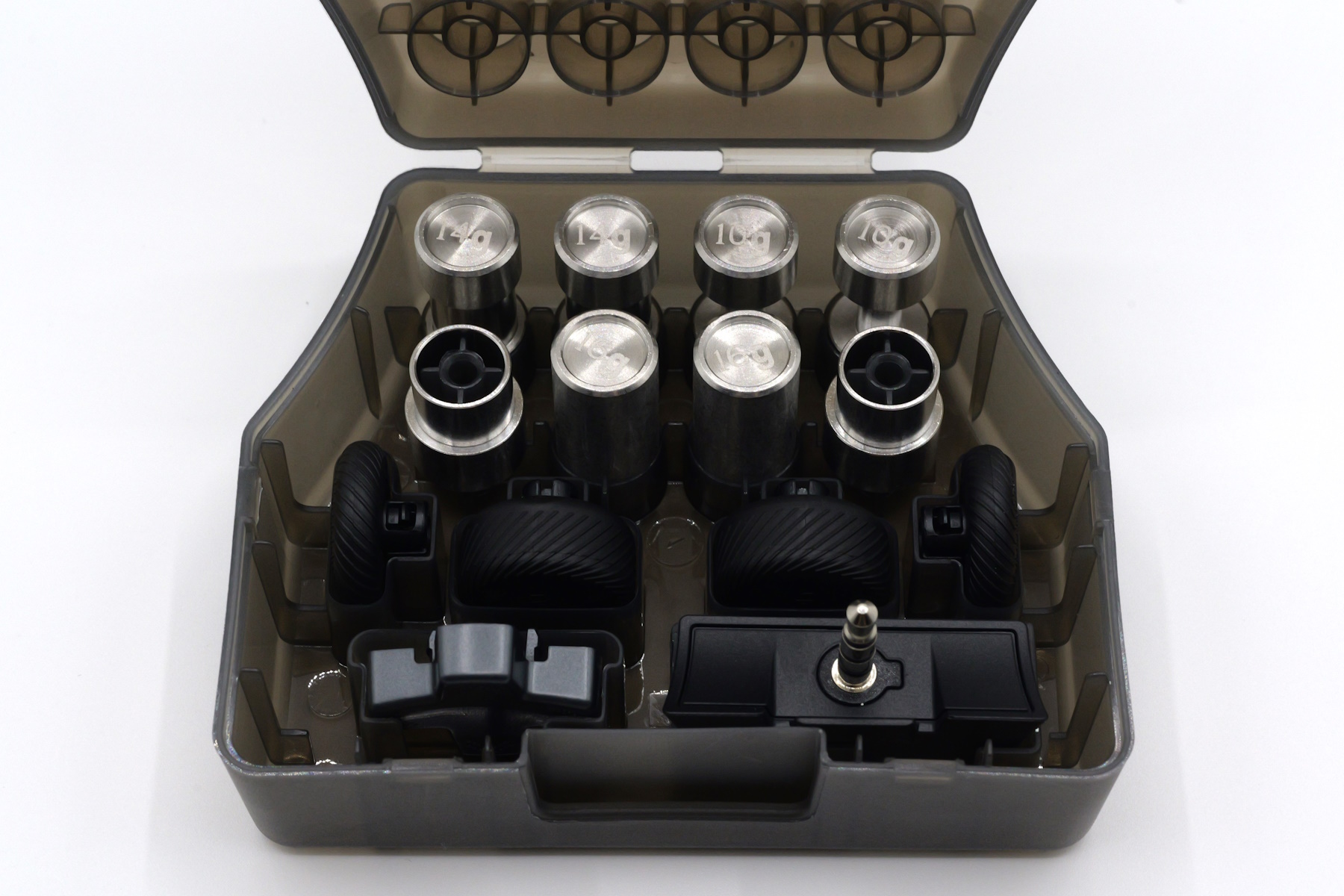 プラスチック製ケースの中には細かなパーツが多数入っている