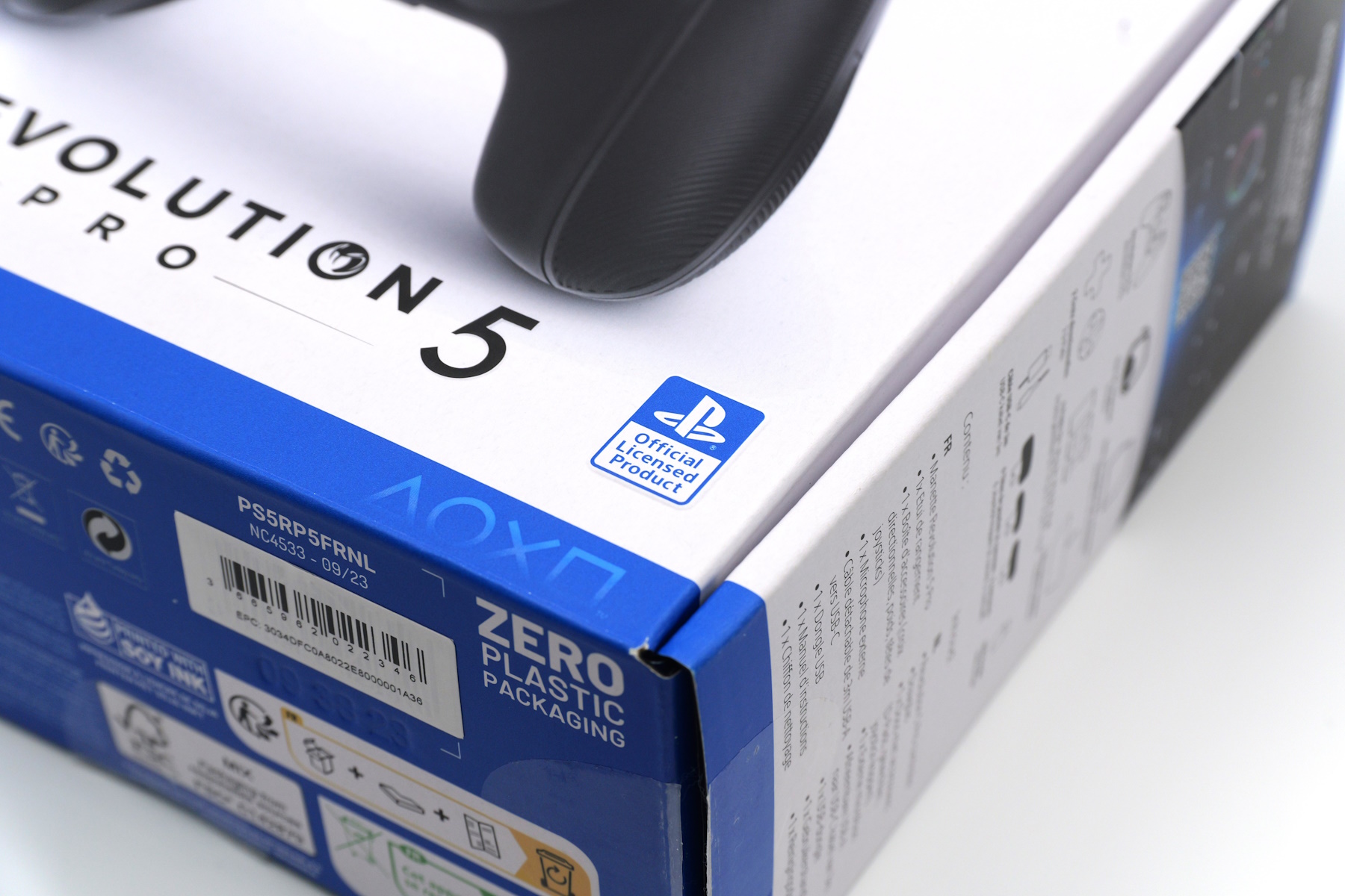 PS公式ライセンスマーク。また環境に配慮して、パッケージにプラスチックを使用していない旨が書かれている