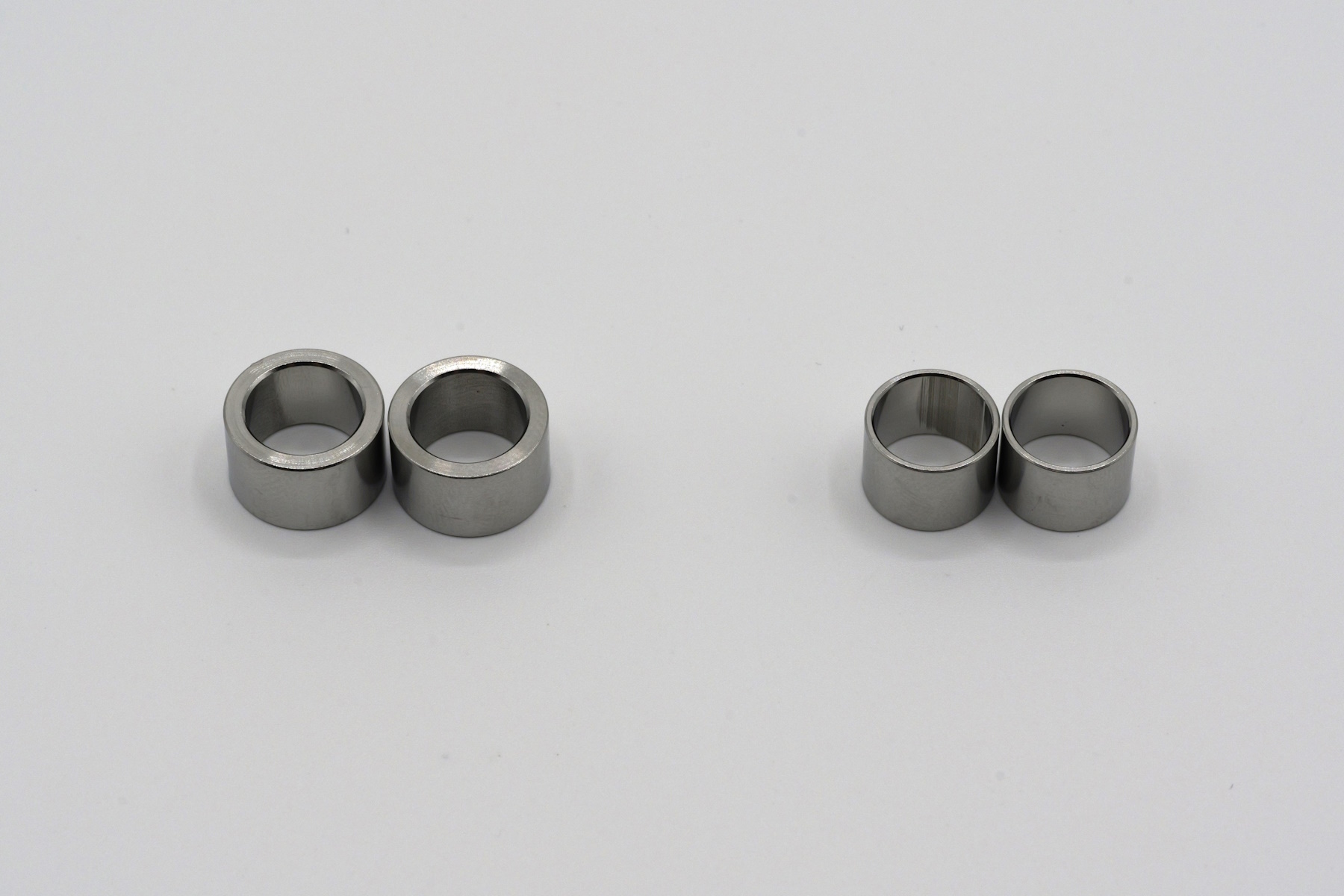 画像左の厚めのシャフトと、右の薄めのシャフトが付属。シャフト無しを含め3段階となっている