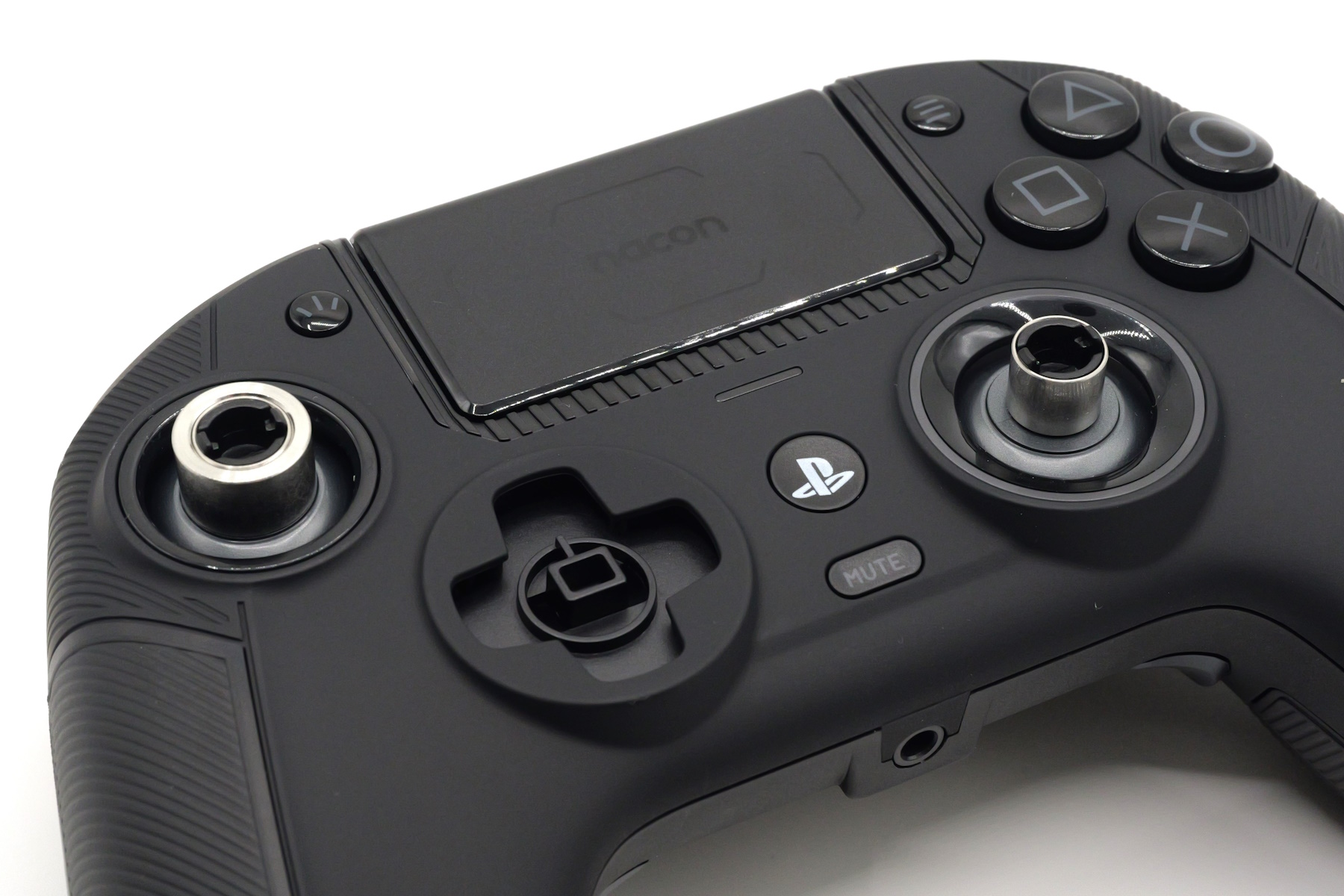 先ほどのスティックのトップ部分を外し、軸に差し込む。左スティックは厚めのシャフト、右スティックはシャフト無しの様子