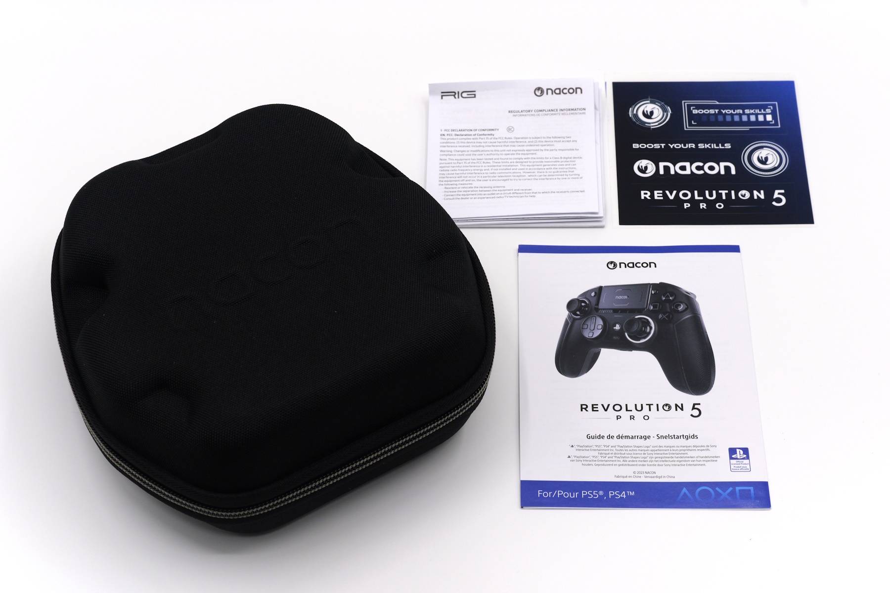 箱の中には「R5Pro」本体とパーツが入った収納ケースと説明書、ステッカーが同梱されている