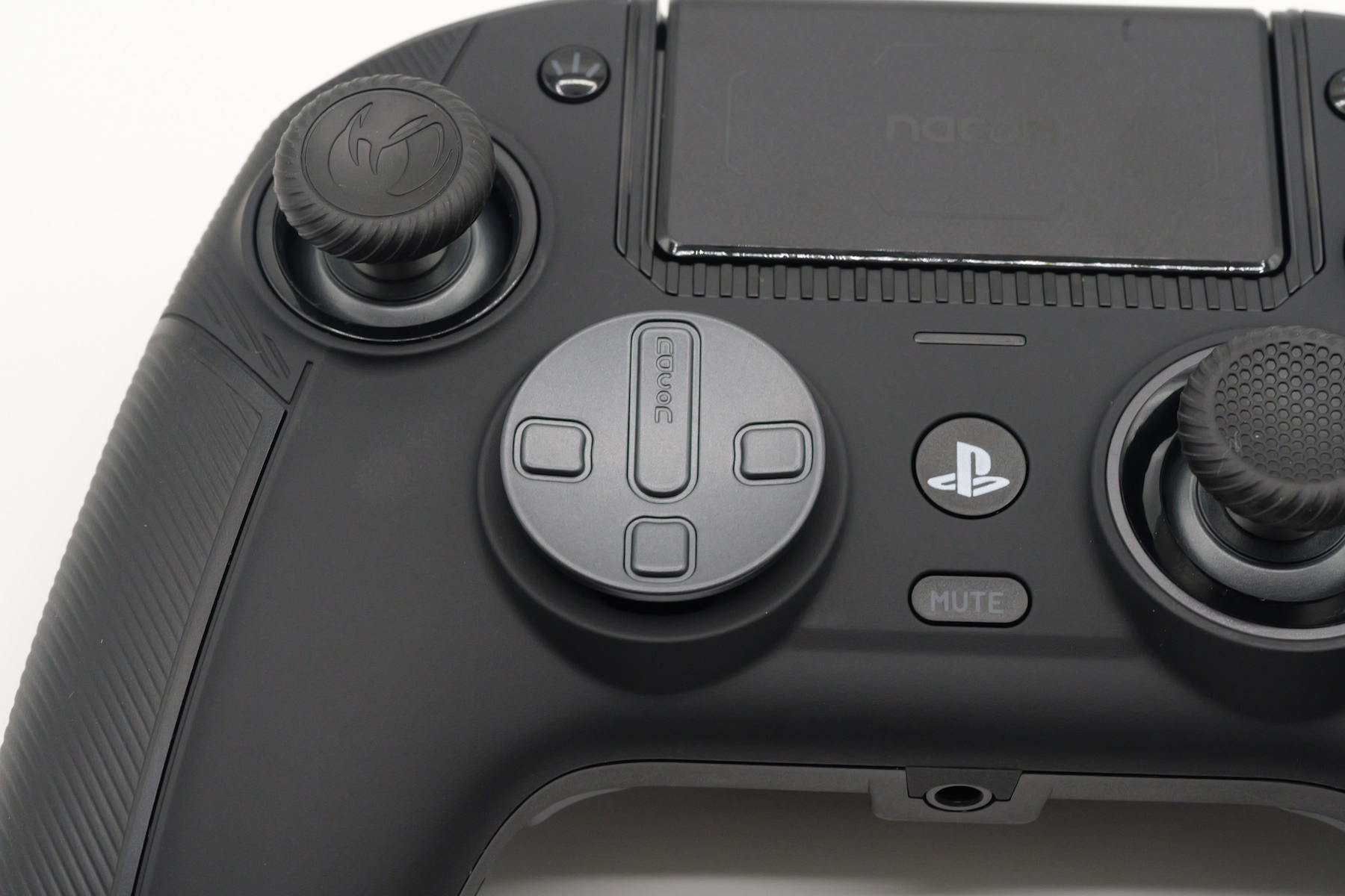 8方向タイプ装着時。昨今のXbox系コントローラーに近い操作形態だ