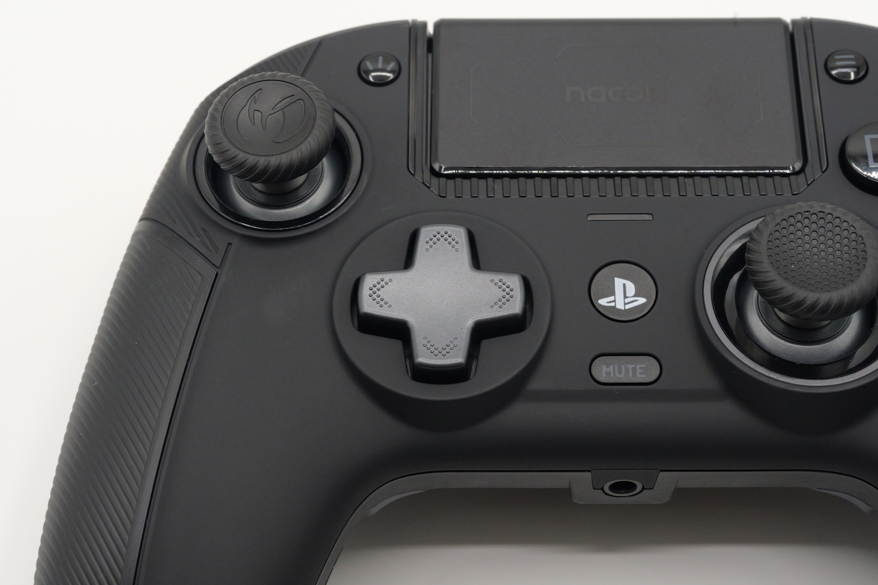 4方向タイプ装着時。DualSenseやNintendo Switch Proコントローラーに慣れている人はこちらがいいだろう