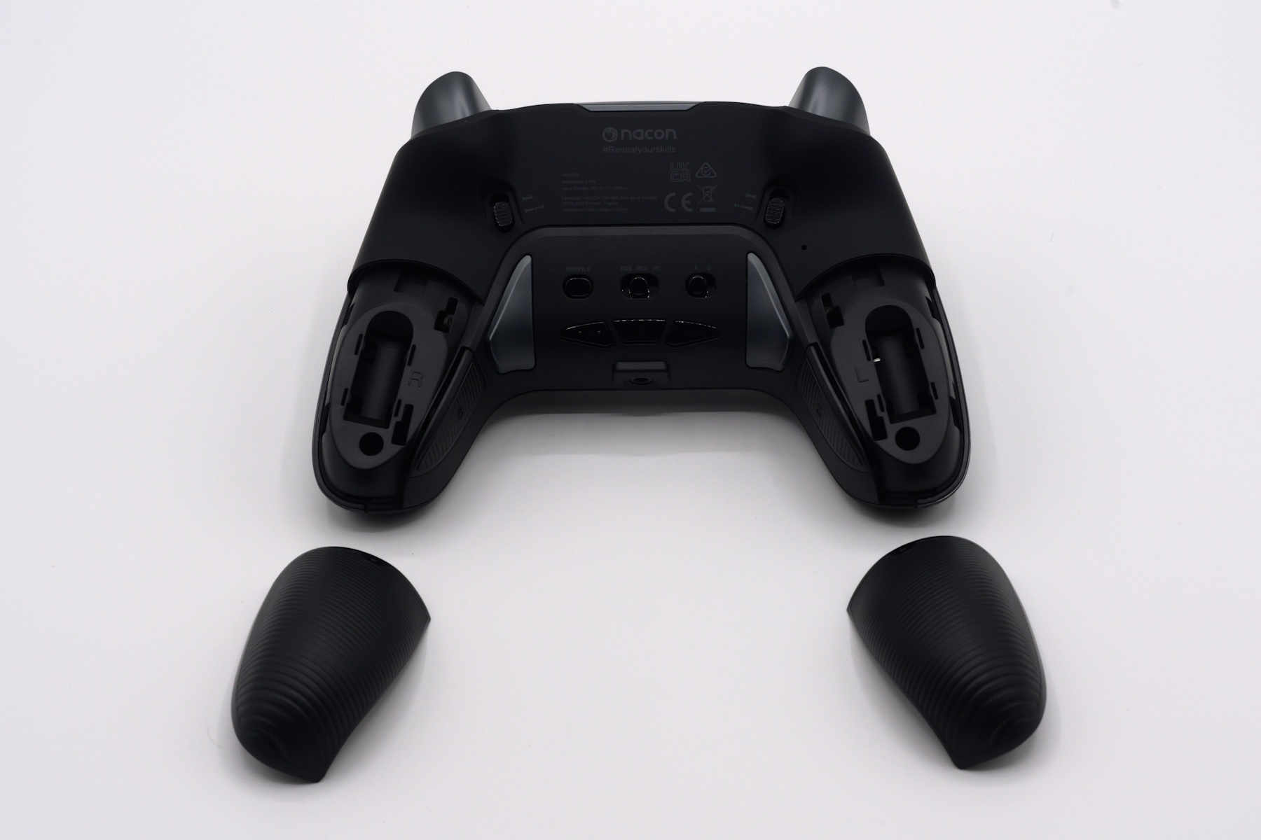 グリップ部分をスライドさせると、ウェイトを装着するための場所が出現する