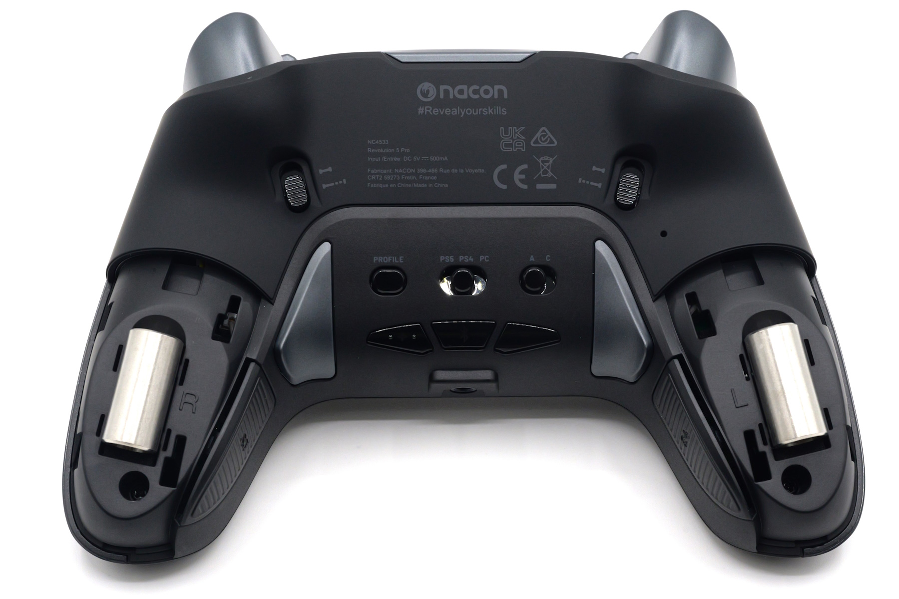 カチッという音が鳴るまでウェイトをはめ込む。画像は左右それぞれに16gのウェイトを装着している様子