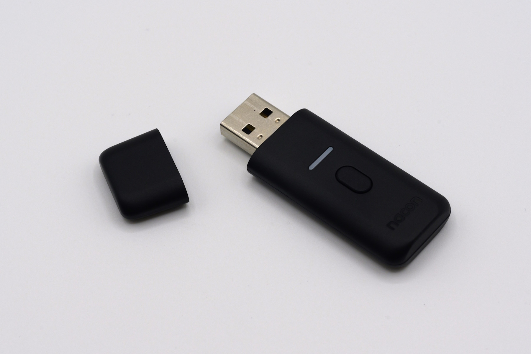 付属のUSBレシーバー。PS5/PS4/PCでコントローラーを無線でつなぐ場合に使用する