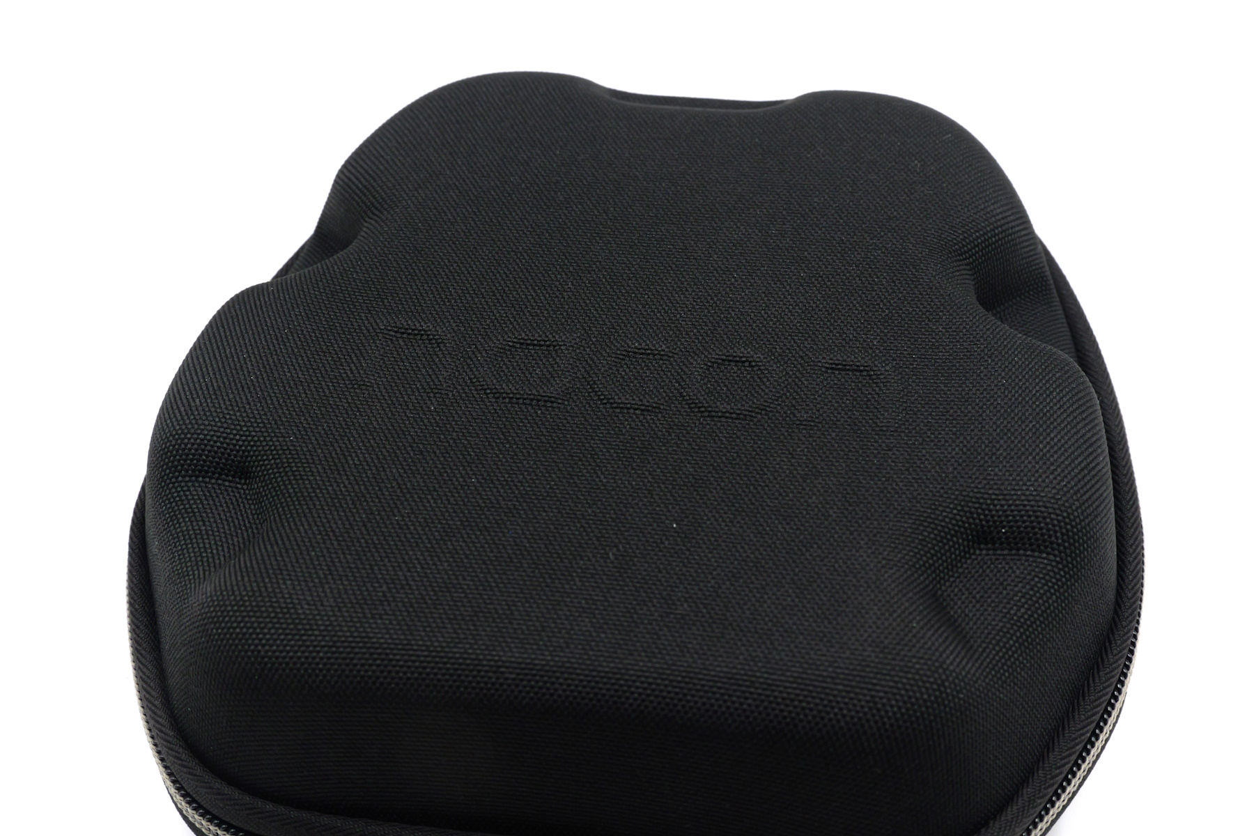 ケースはナイロンで覆われたハードケースで、コントローラーをしっかりと守ってくれる