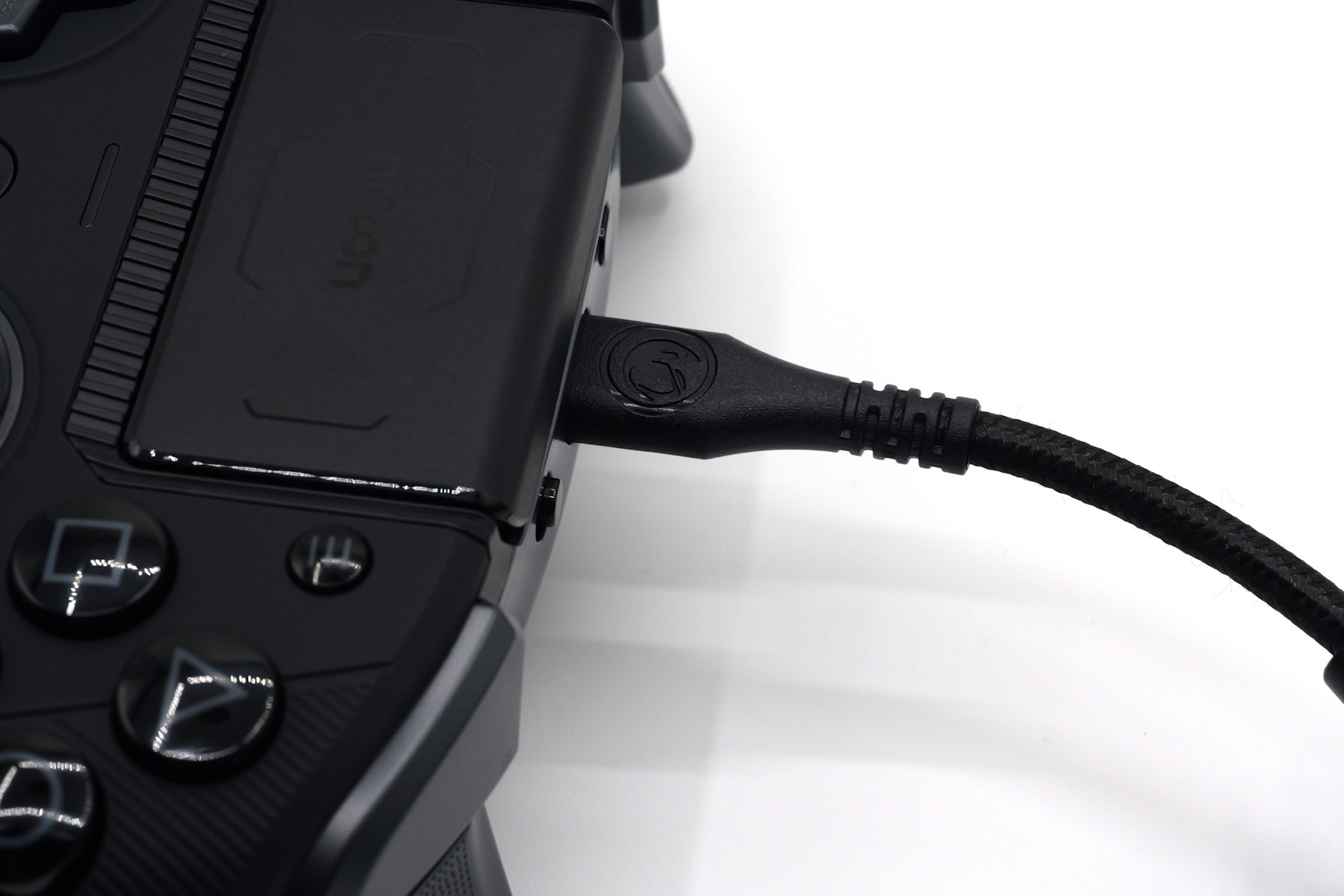 Type-C側はコントローラーの奥まで刺さるため、誤って抜けた際に端子が損傷しにくくなっている