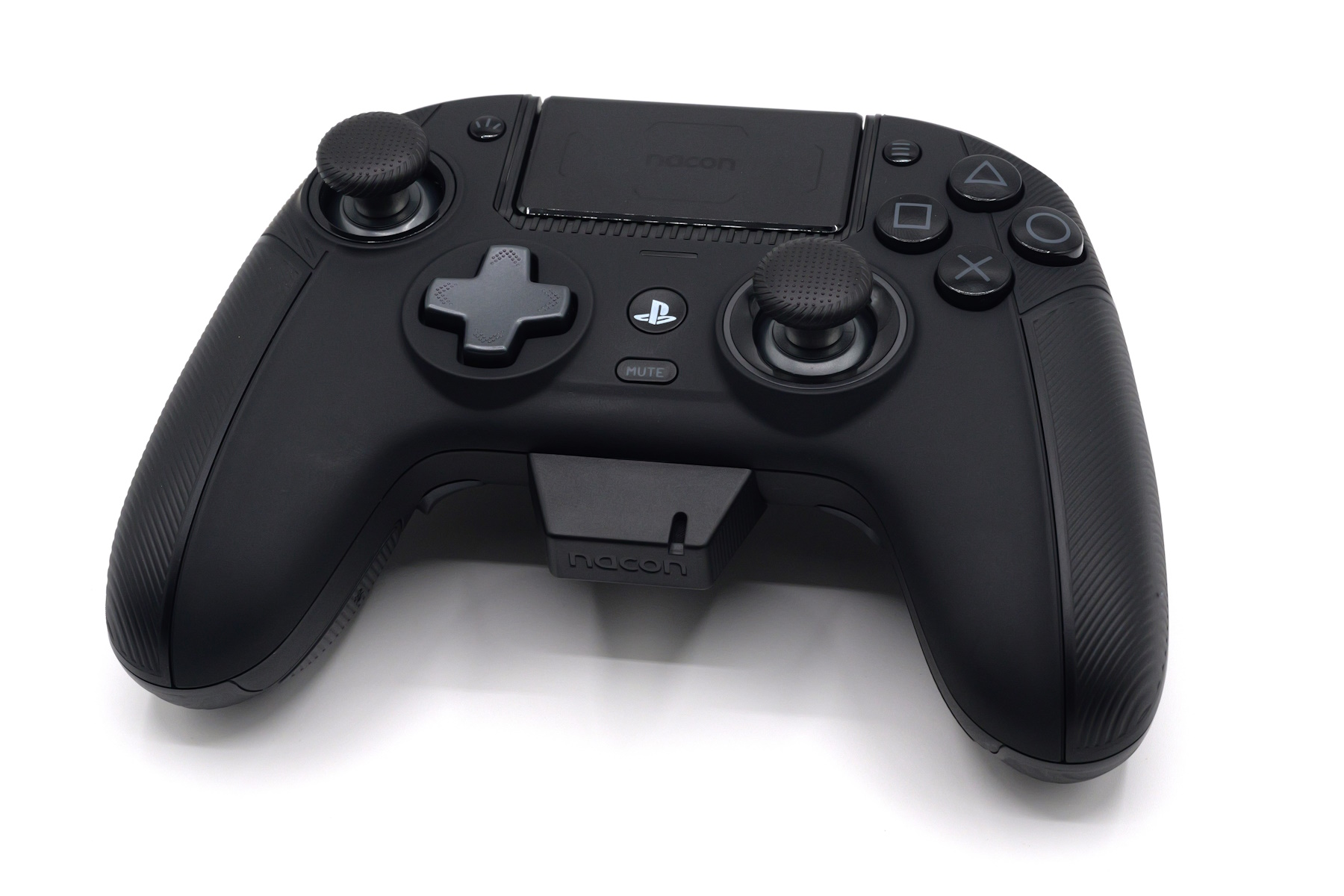 コントローラーに装着することで、ヘッドセットなしでもボイスチャットができるようになる