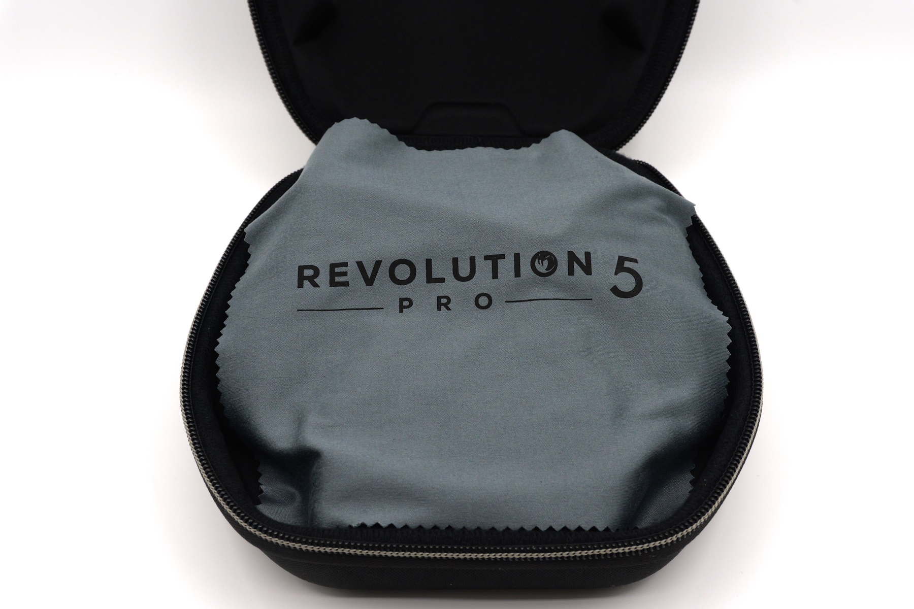 「Revolution 5 Pro」のロゴ入りクリーニングクロスに覆われている