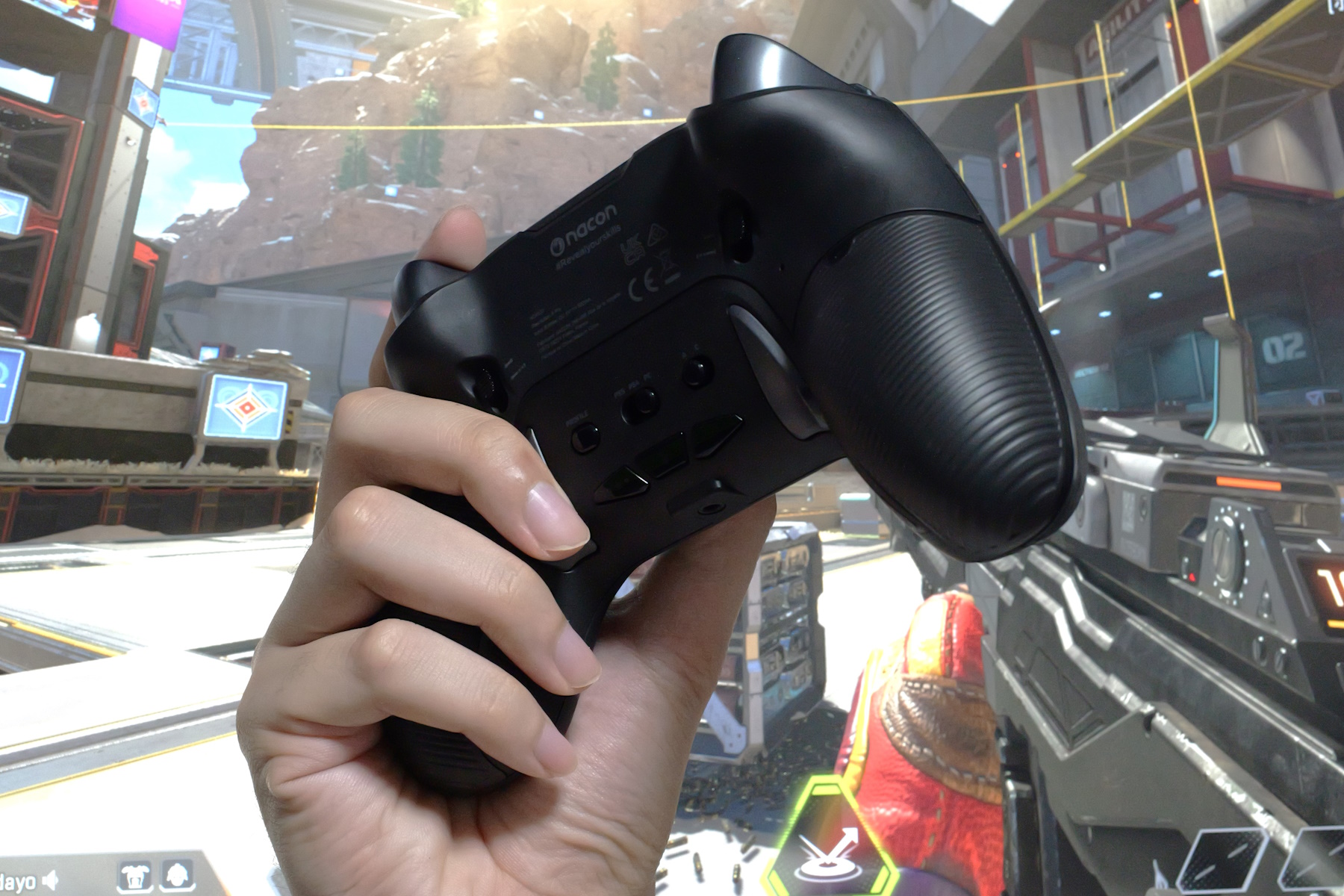 コントローラーを握ると、中指と薬指が自然と背面ボタンに位置する