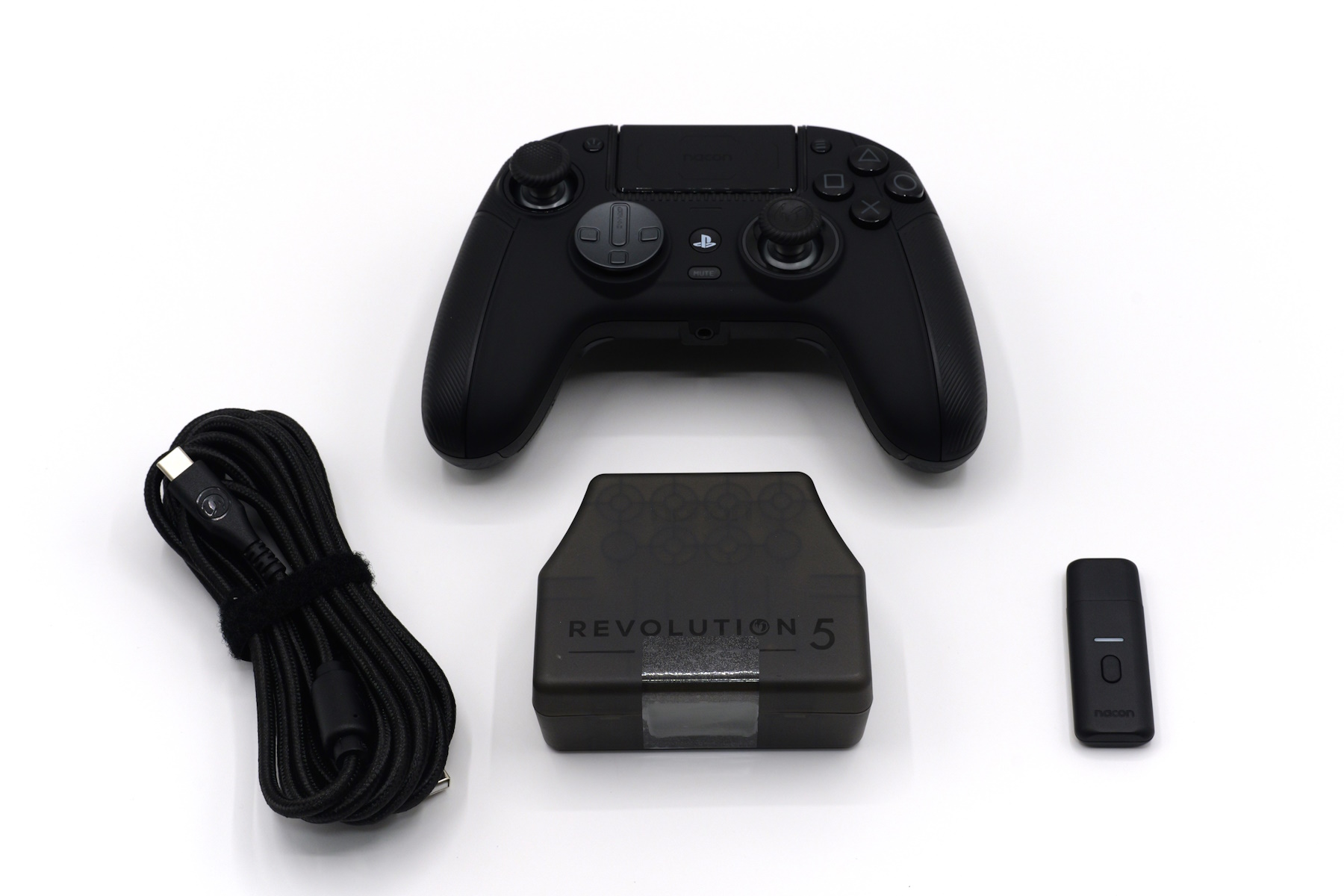 収納ケースには「R5Pro」本体、各種パーツが入ったケース、無線用USBレシーバー、USBケーブルが入っている