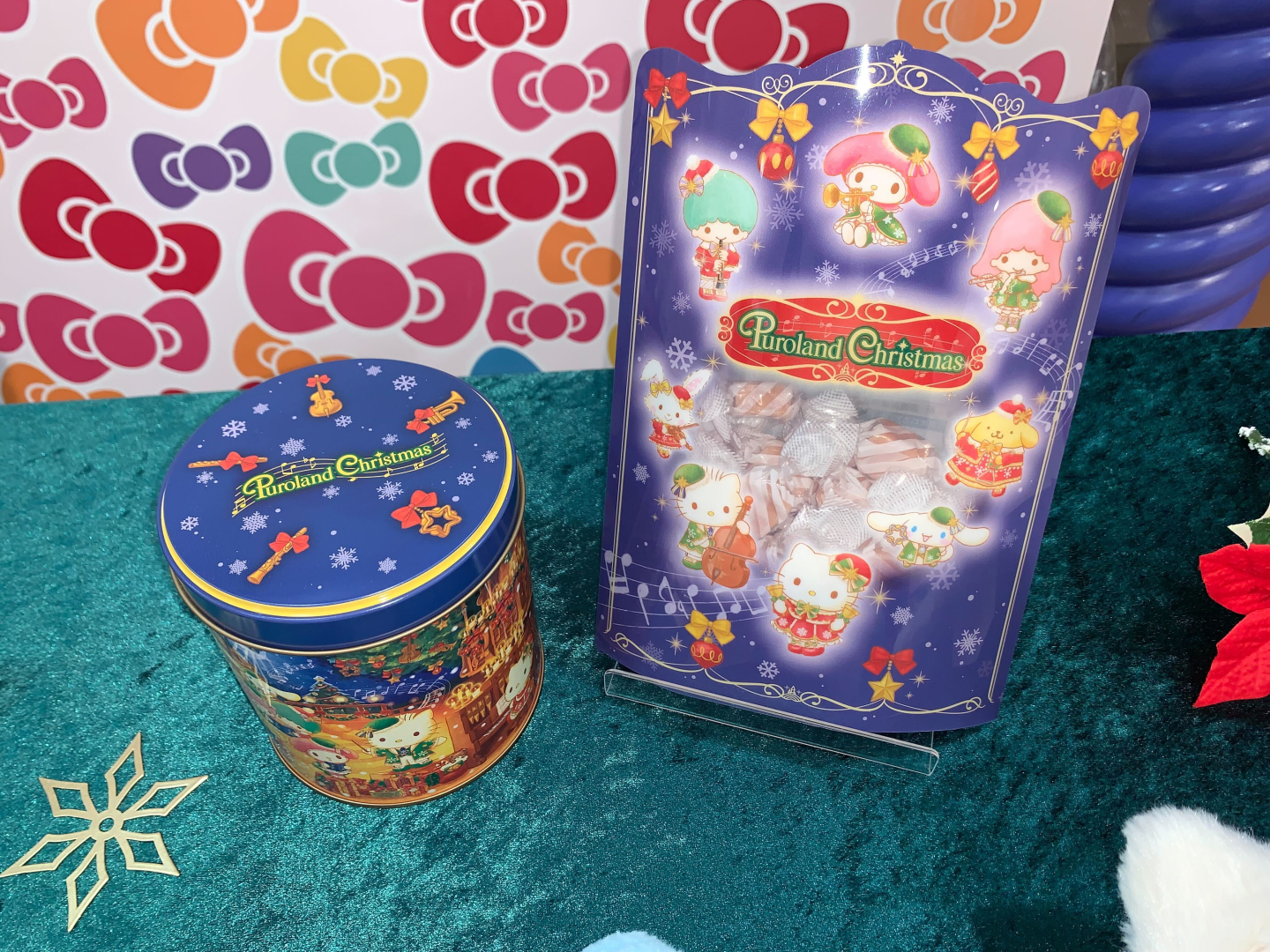 Puroland Christmasグッズ 缶入りチョコクランチ 価格：1,080円、Puroland Christmasグッズ プラケース入りキャラメル 価格：972円