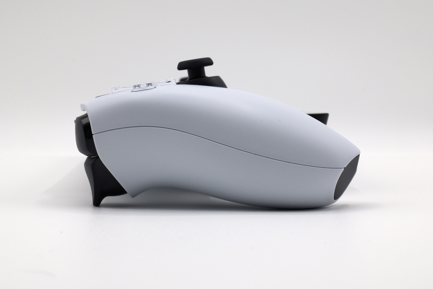 真横から見た「DualSense」……ではなく新「PSP」だ。この角度から見るととても似ている