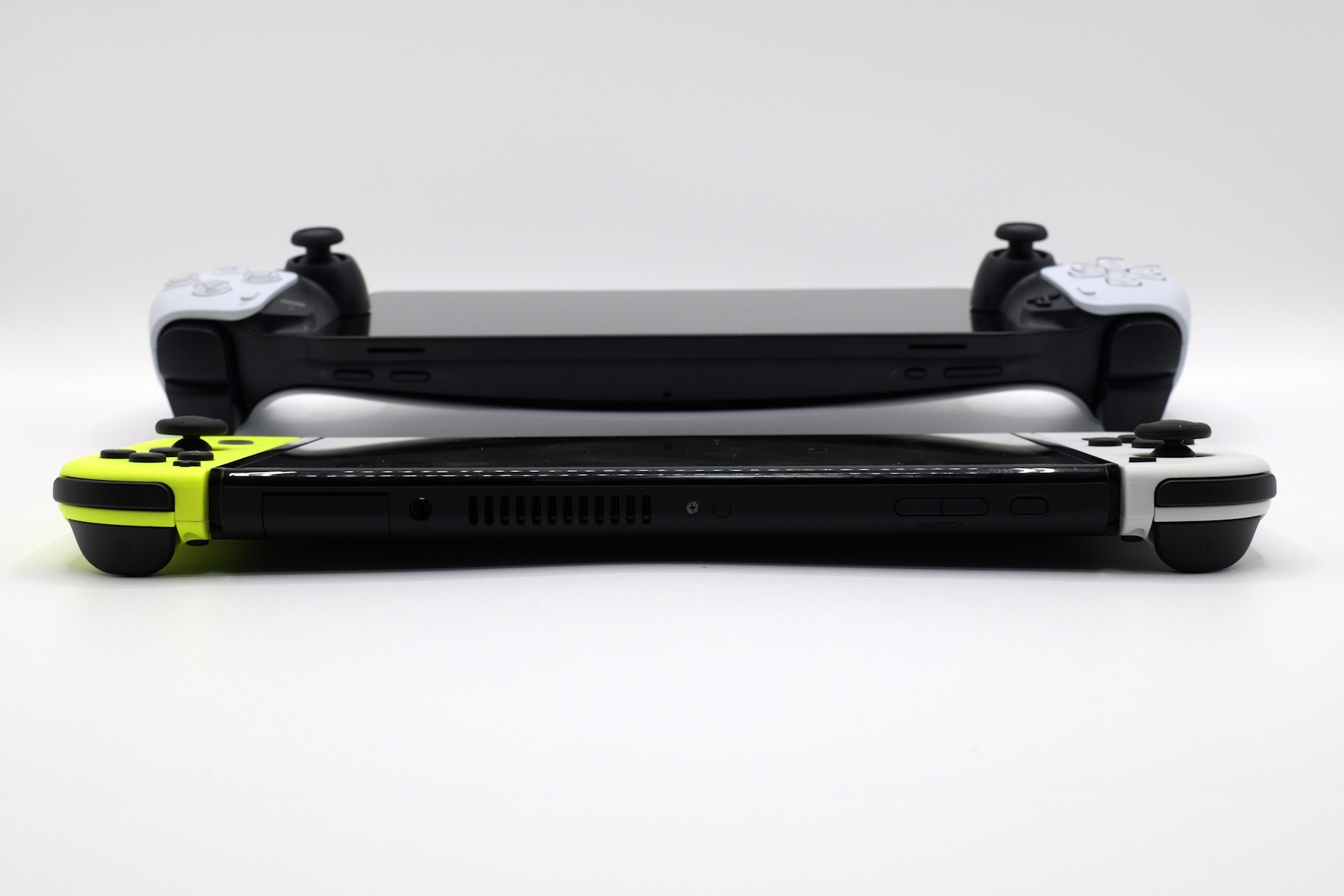 本体部の厚みはSwitchの方が薄いが、新「PSP」も健闘している