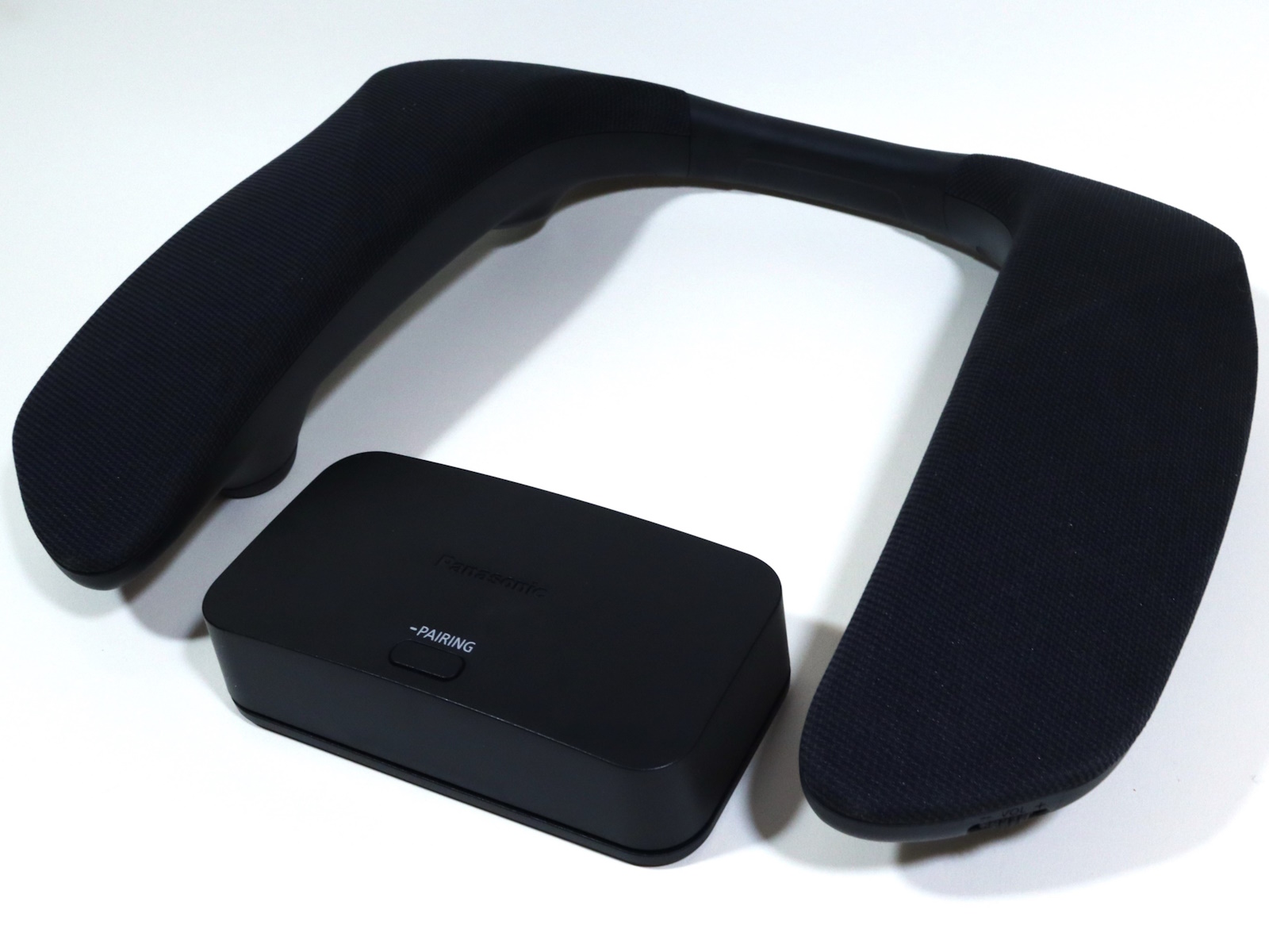 「SC-GNW10」はネックスピーカー本体とワイヤレス接続の無線ユニットをセットで利用