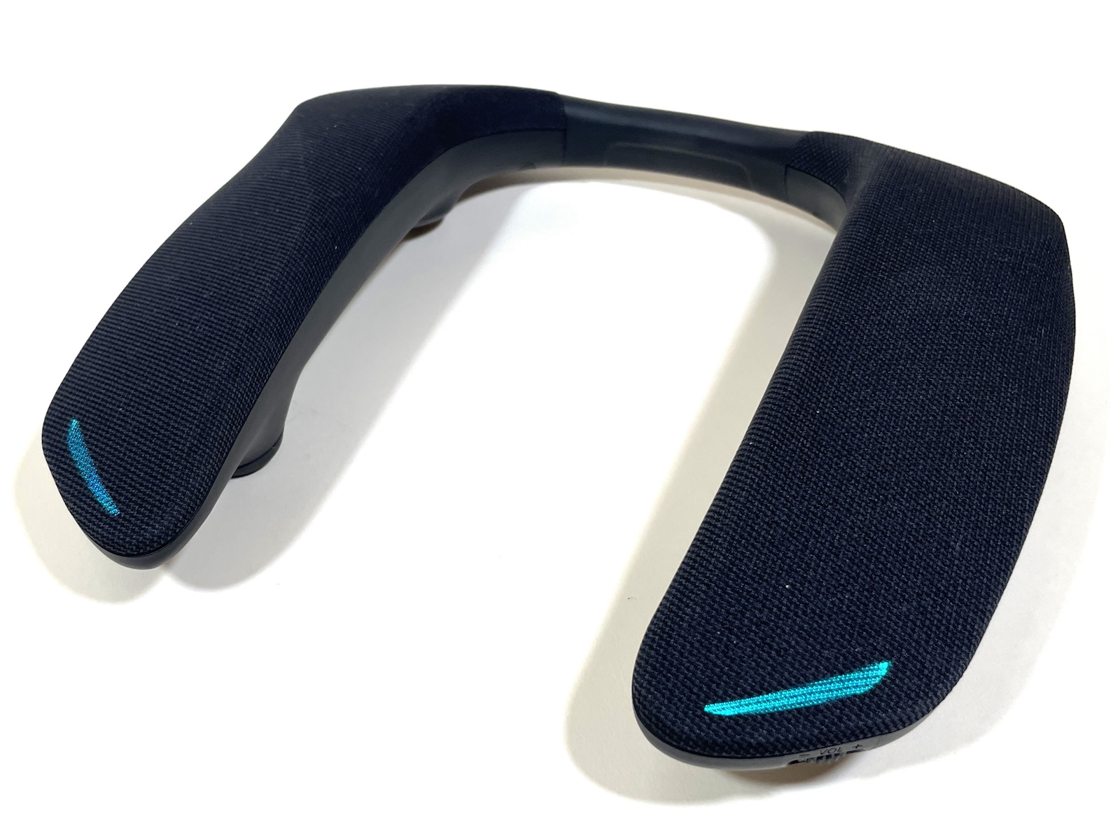 LEDは電源を入れるとペアリング前は青色に点滅、接続後は青色に点灯