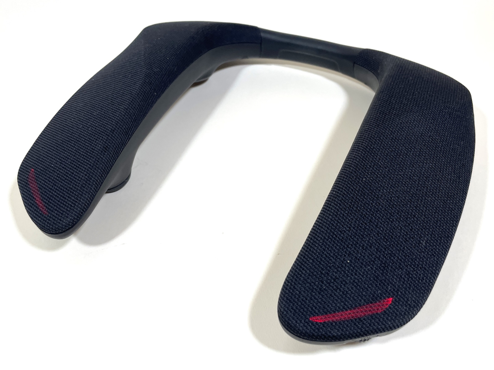 マイクミュート時や充電時は赤色に点灯する