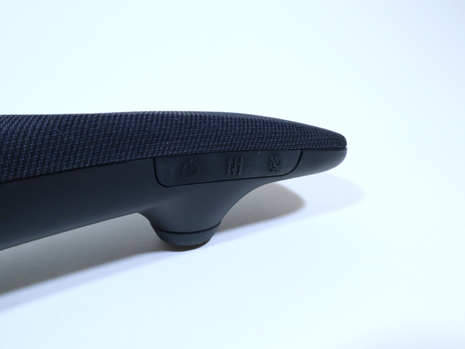 本体左部の内側には、電源ボタン、イコライザー切り替えボタン、マイクミュートボタンを備える