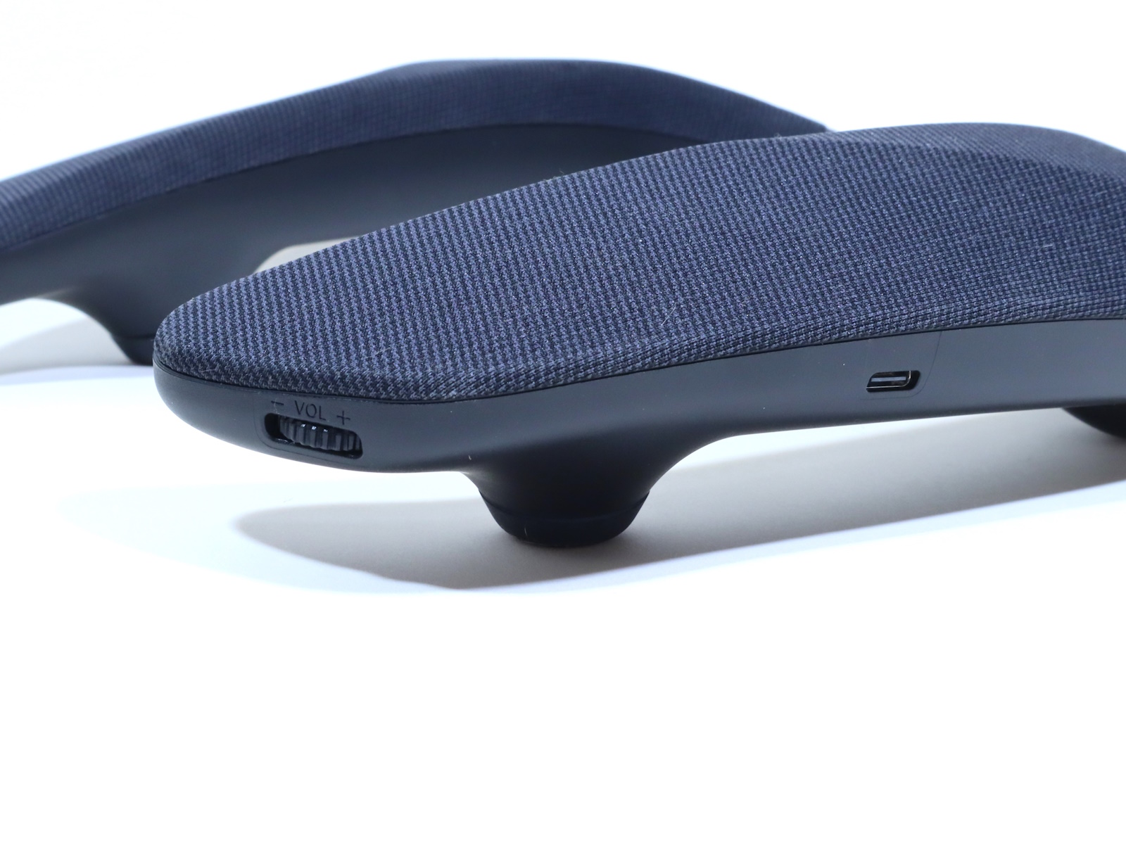本体左部の先端にはボリュームのダイヤルを搭載。操作時にボリュームがMAX/MINに到達するとビープ音がする点は分かりやすい。また側面には充電用USB Type-C端子を備える