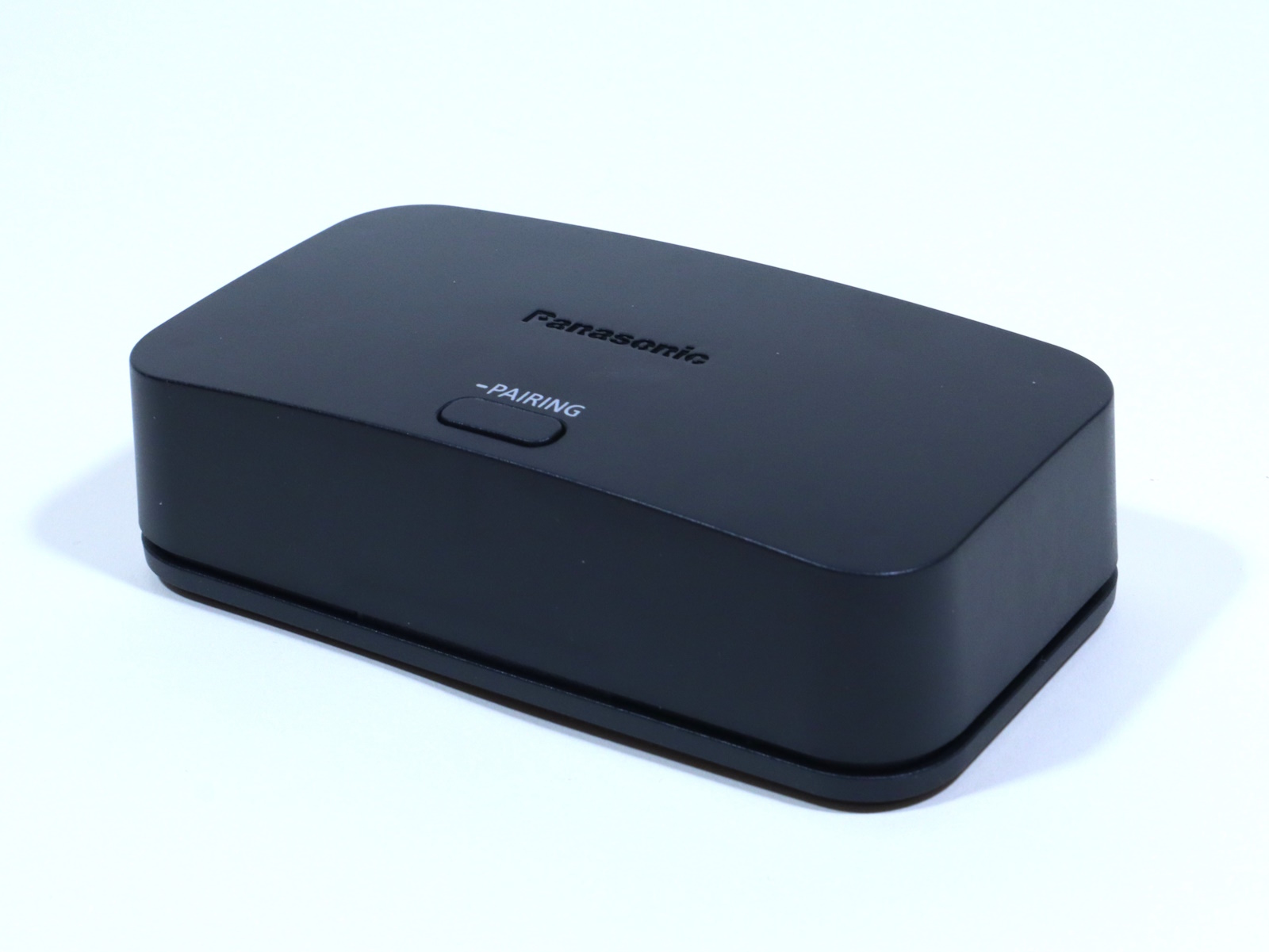 無線ユニットは本体天面部にペアリングボタンを備え、底面部に接続確認用のLEDを備えるのみのシンプルな作り