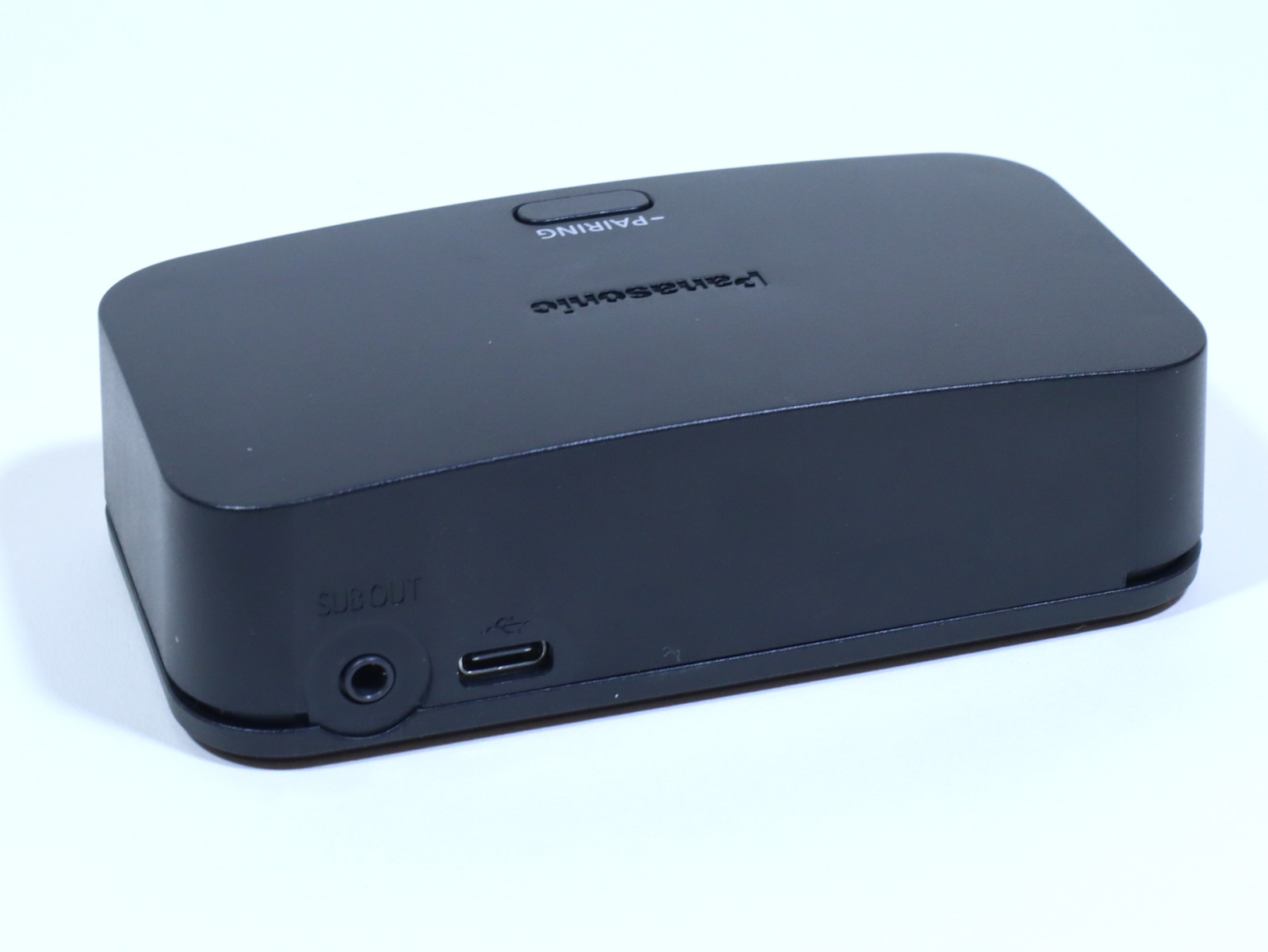 背面部にはケーブル接続用のUSB Type-C端子と、サブウーファなどと接続可能な3.5㎜のアナログ音声出力端子を備える