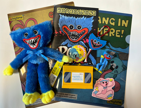 Poppy Playtime」のグッズ盛りだくさん！ 「ミステリーボックス」開封